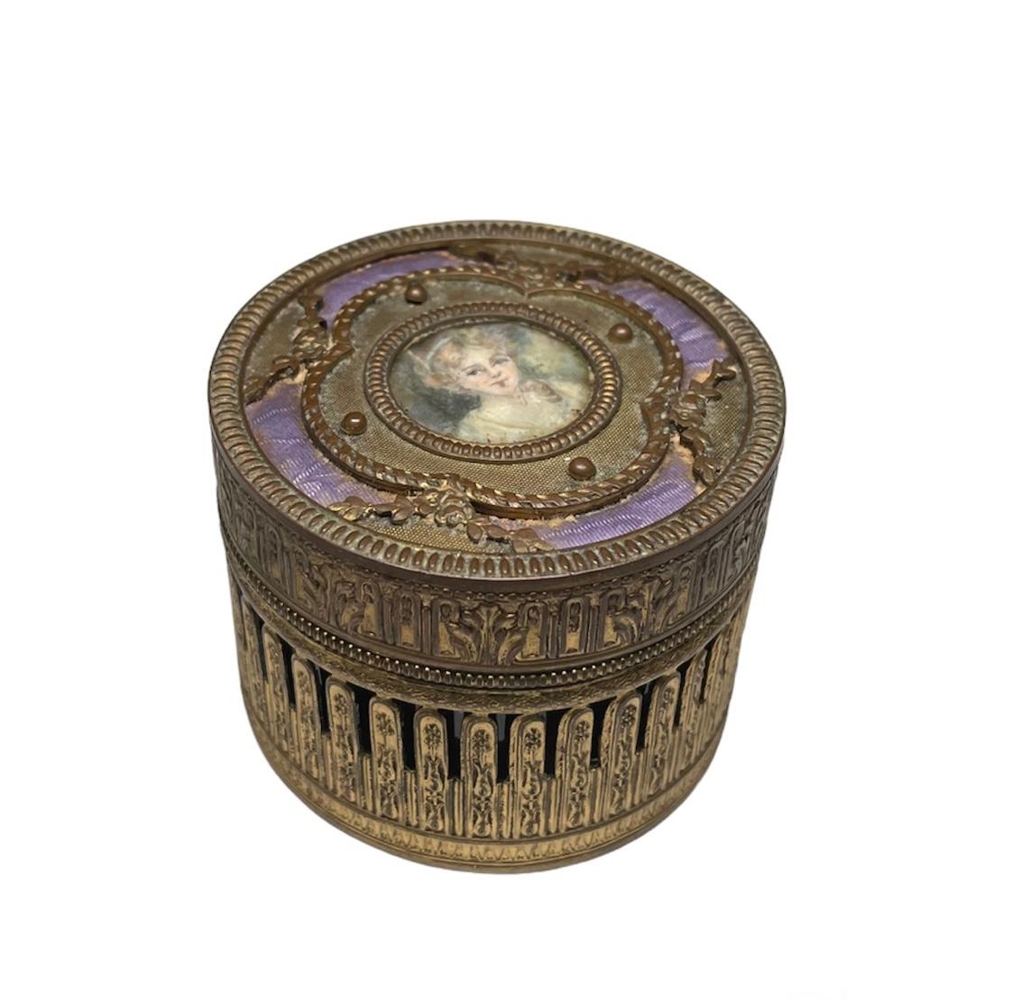 Boîte à bijoux/portrait rond guilloché peint à la main en bronze français en vente 6