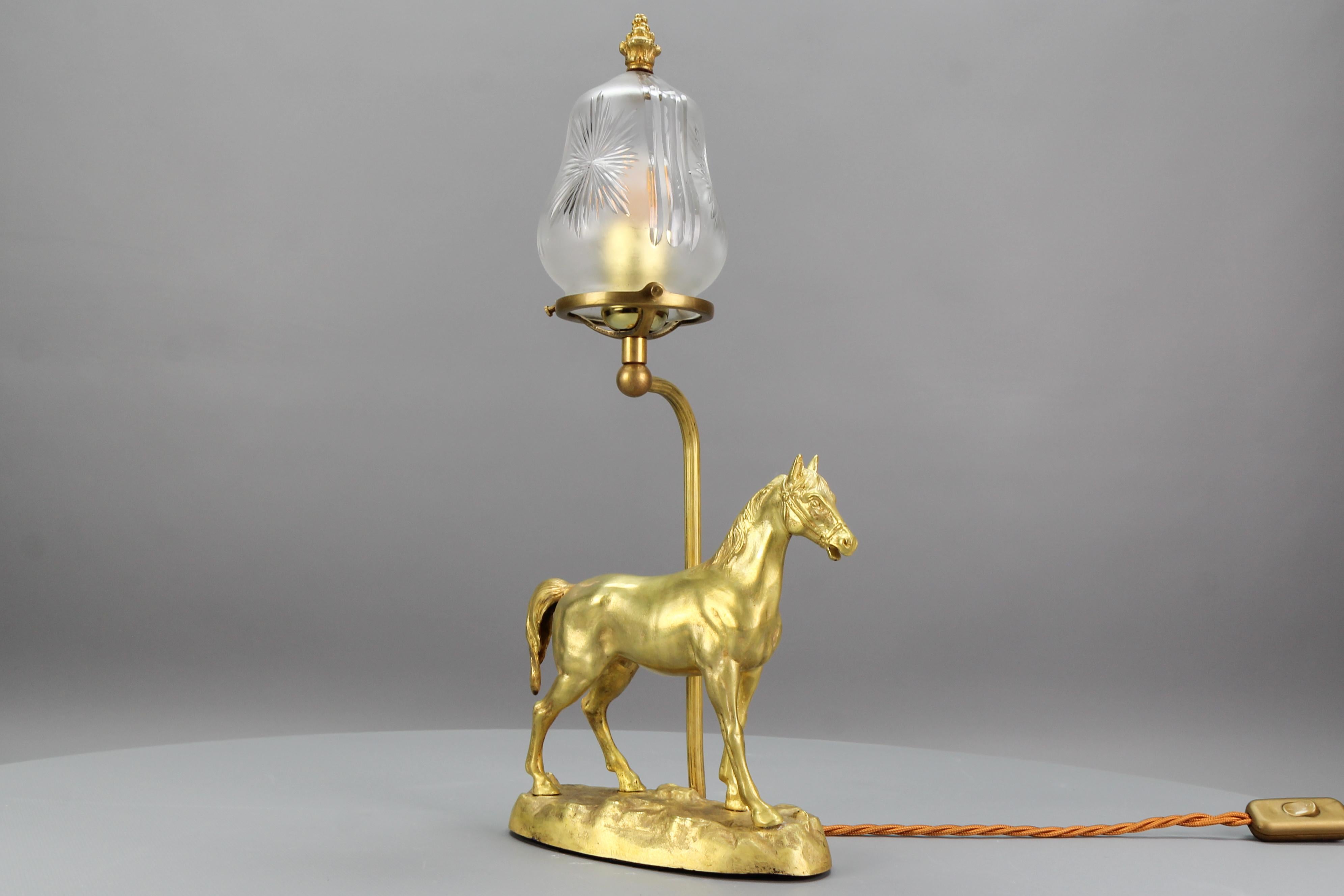 French Bronze Horse Sculpture and Cut Frosted Glass Table Lamp, ca 1950s In Good Condition For Sale In Barntrup, DE