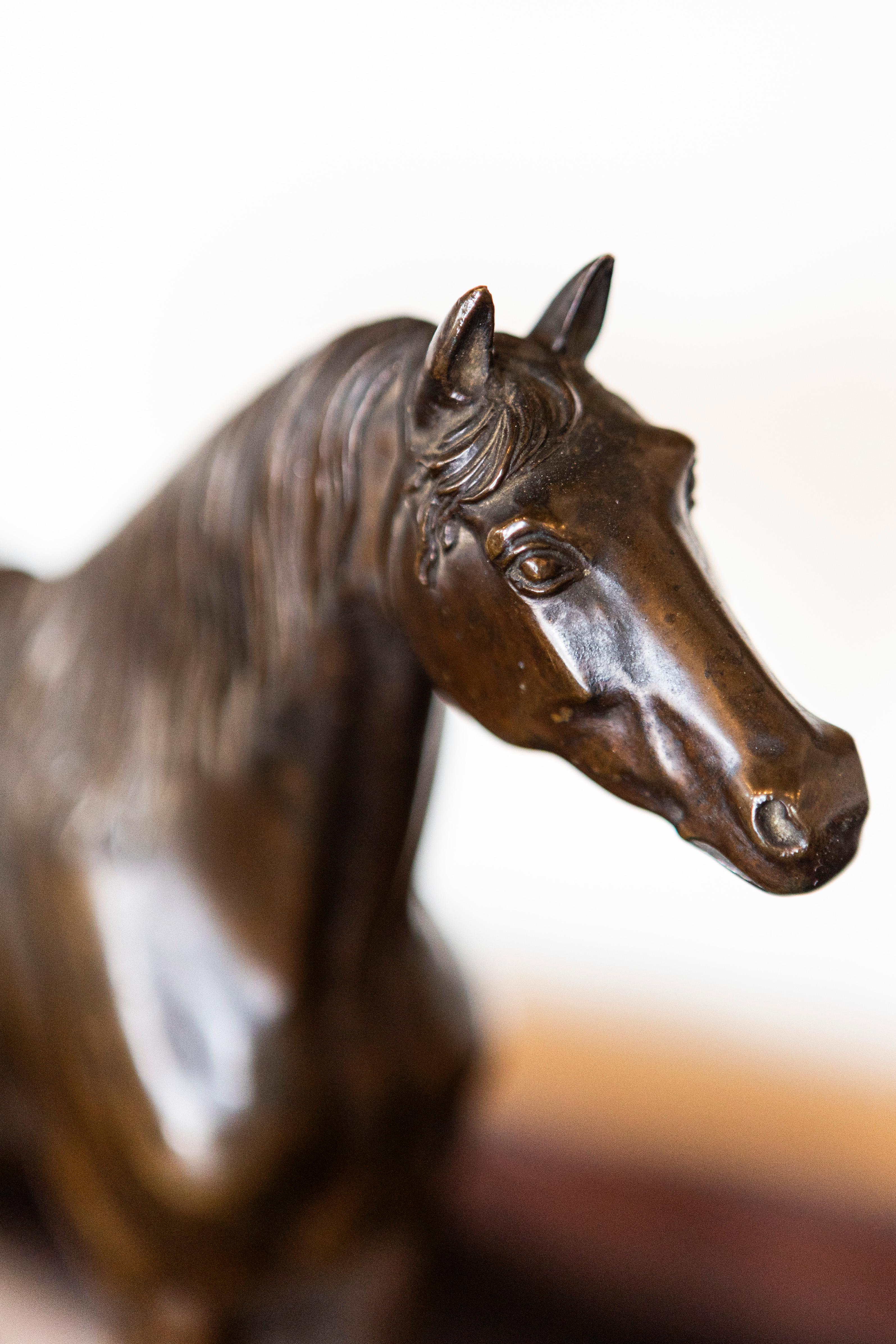 Français Statuette française de cheval en bronze sur socle en granit avec moulures détaillées en vente