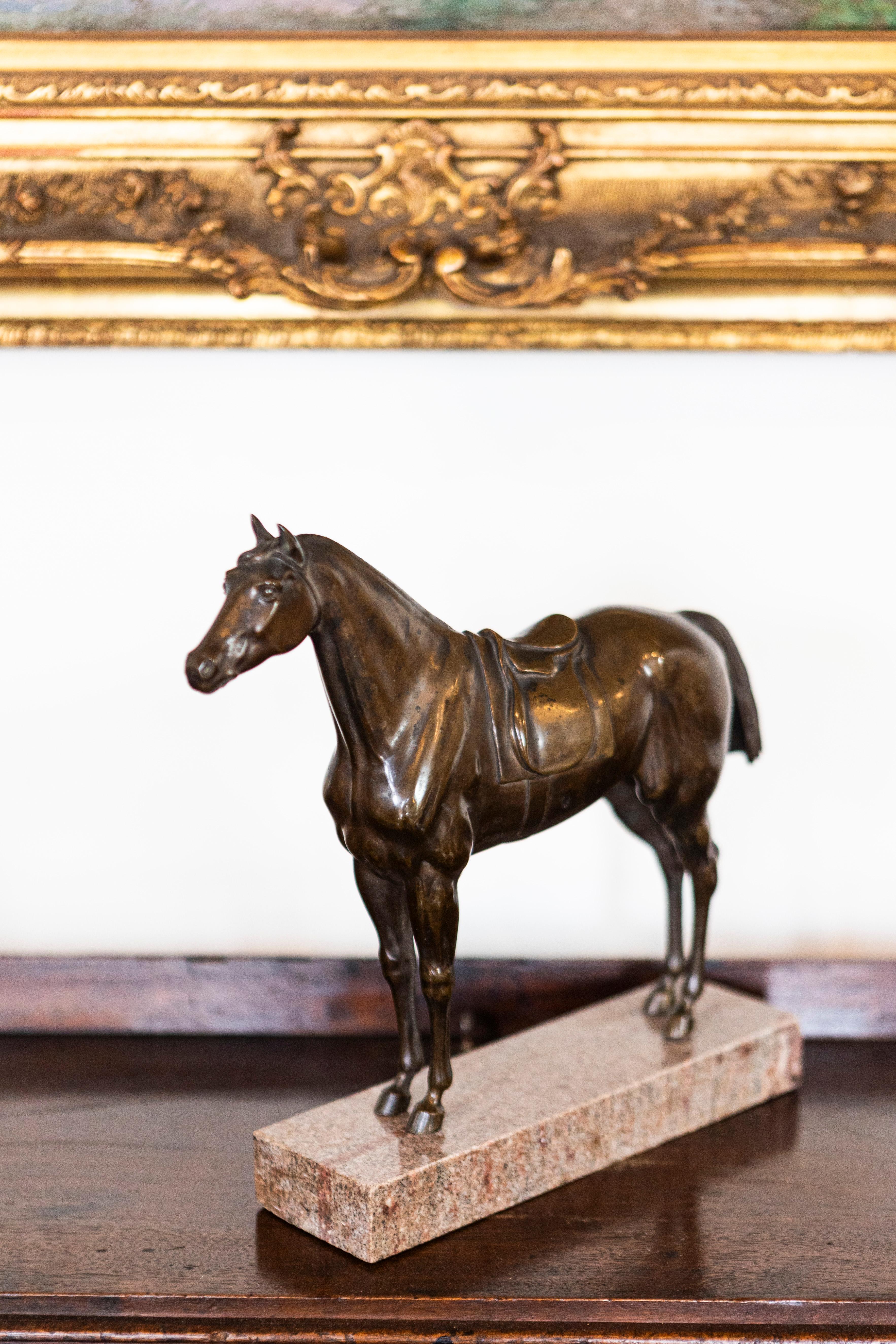 Bronze Statuette française de cheval en bronze sur socle en granit avec moulures détaillées en vente