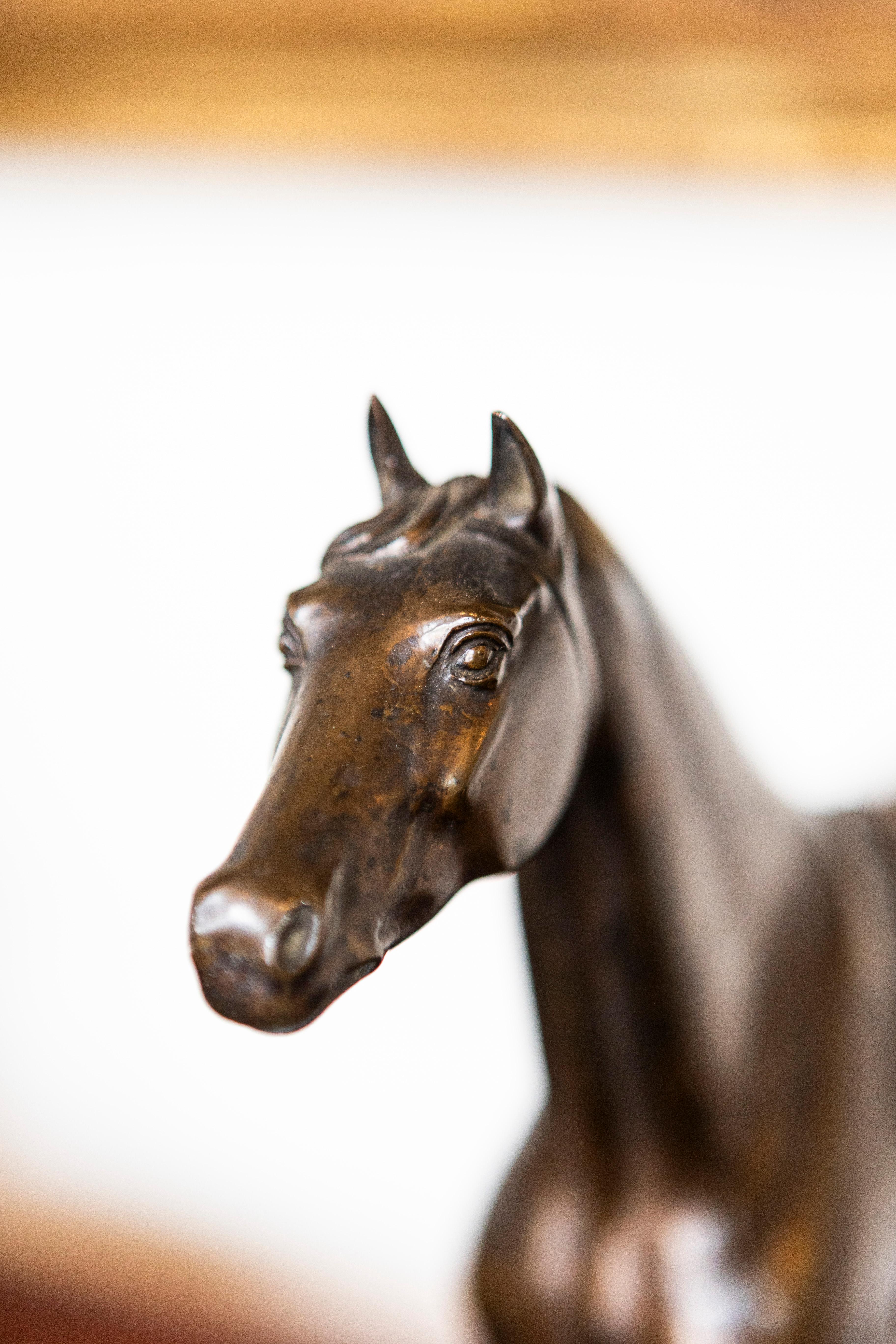 Statuette française de cheval en bronze sur socle en granit avec moulures détaillées en vente 1