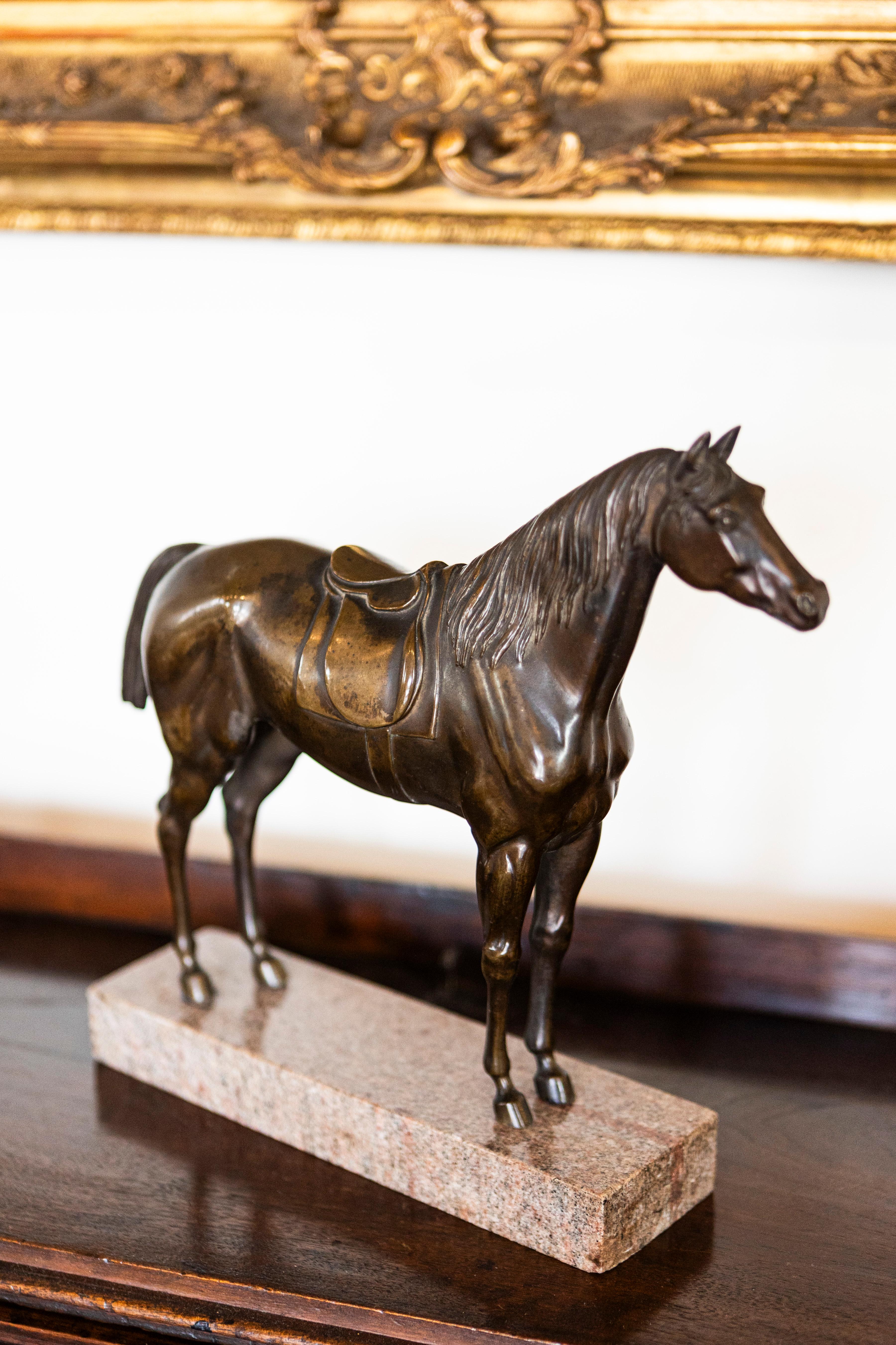 Statuette française de cheval en bronze sur socle en granit avec moulures détaillées en vente 2