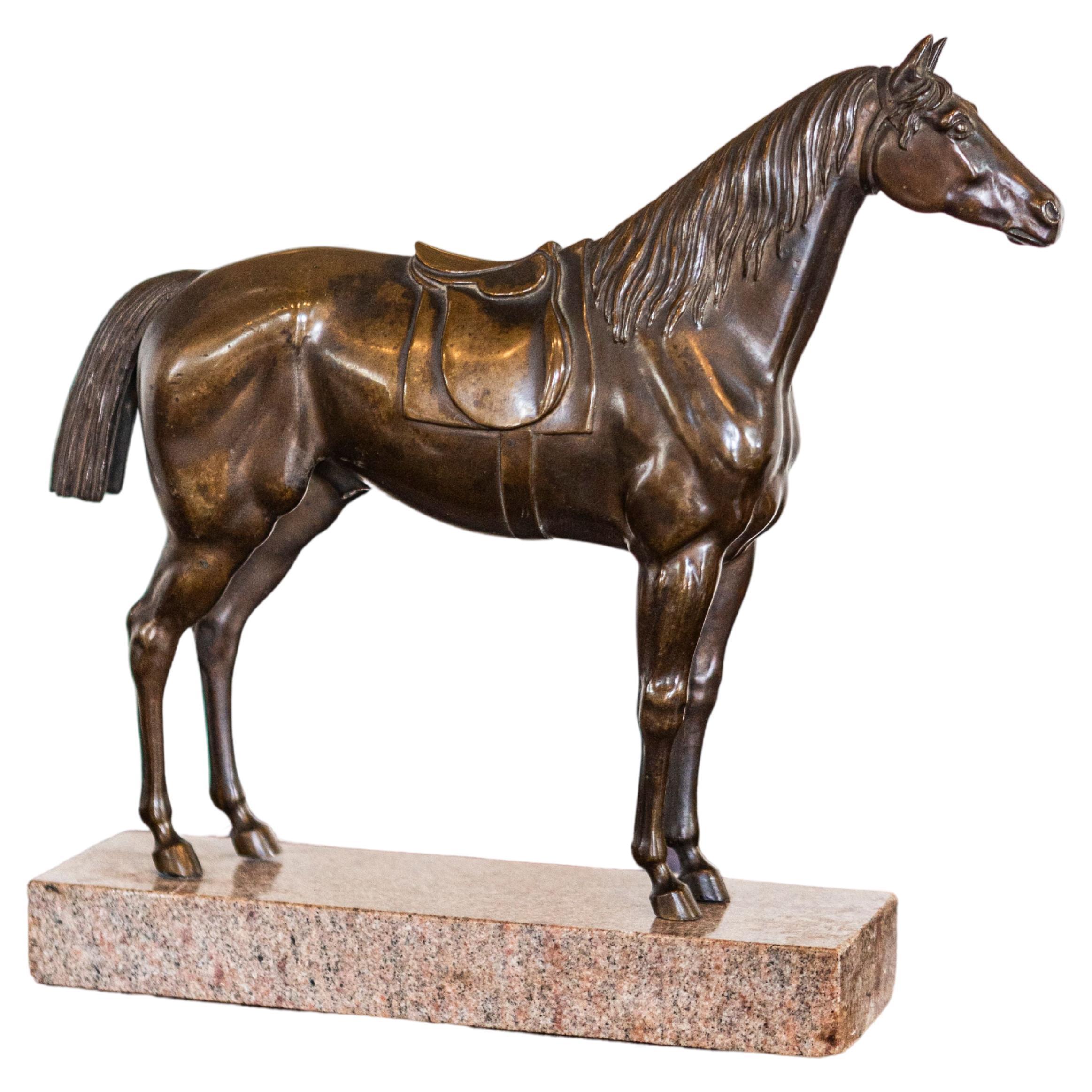 Statuette française de cheval en bronze sur socle en granit avec moulures détaillées en vente