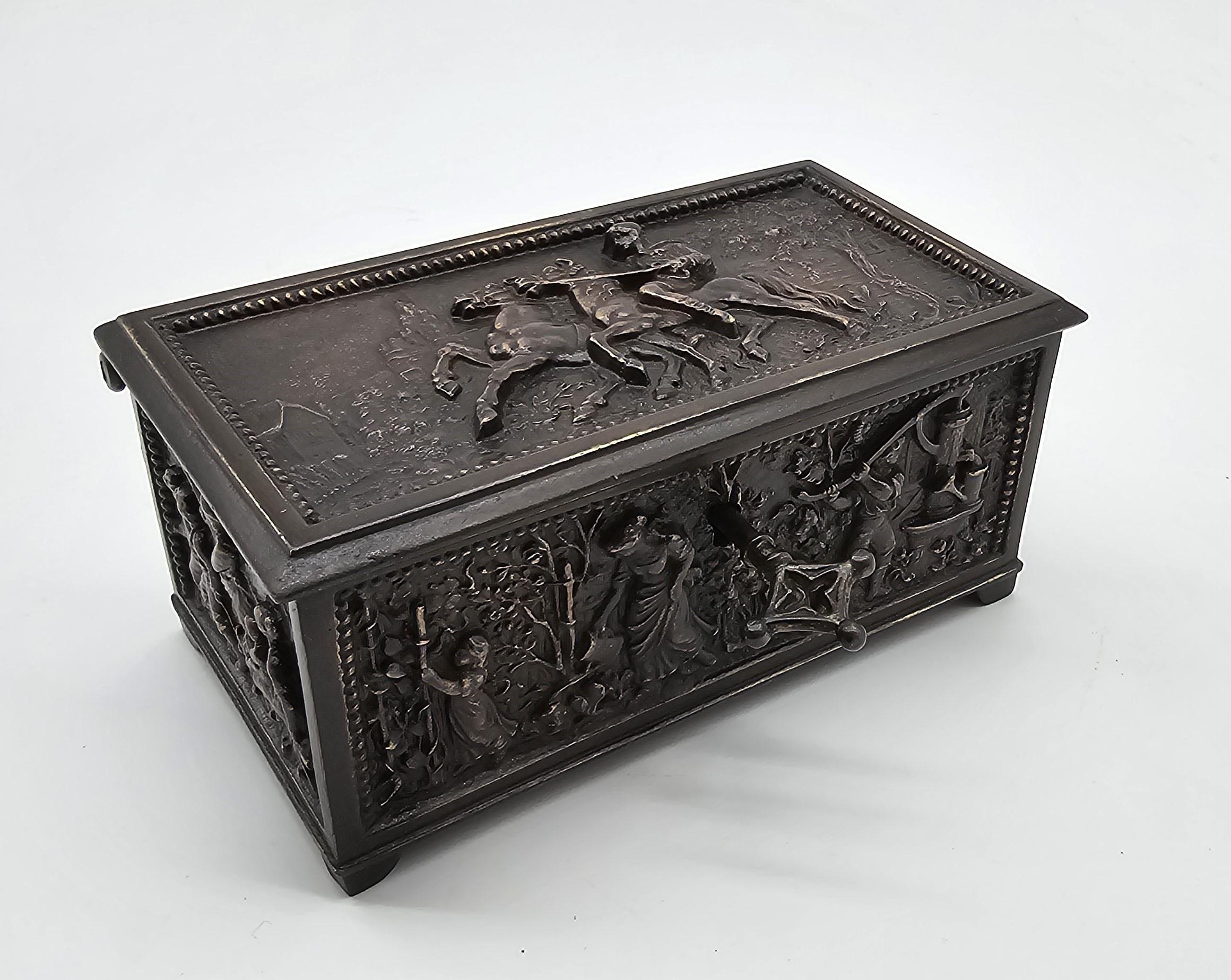 Cofre joyero francés de bronce decorado con escenas rurales hacia 1860 en venta 3