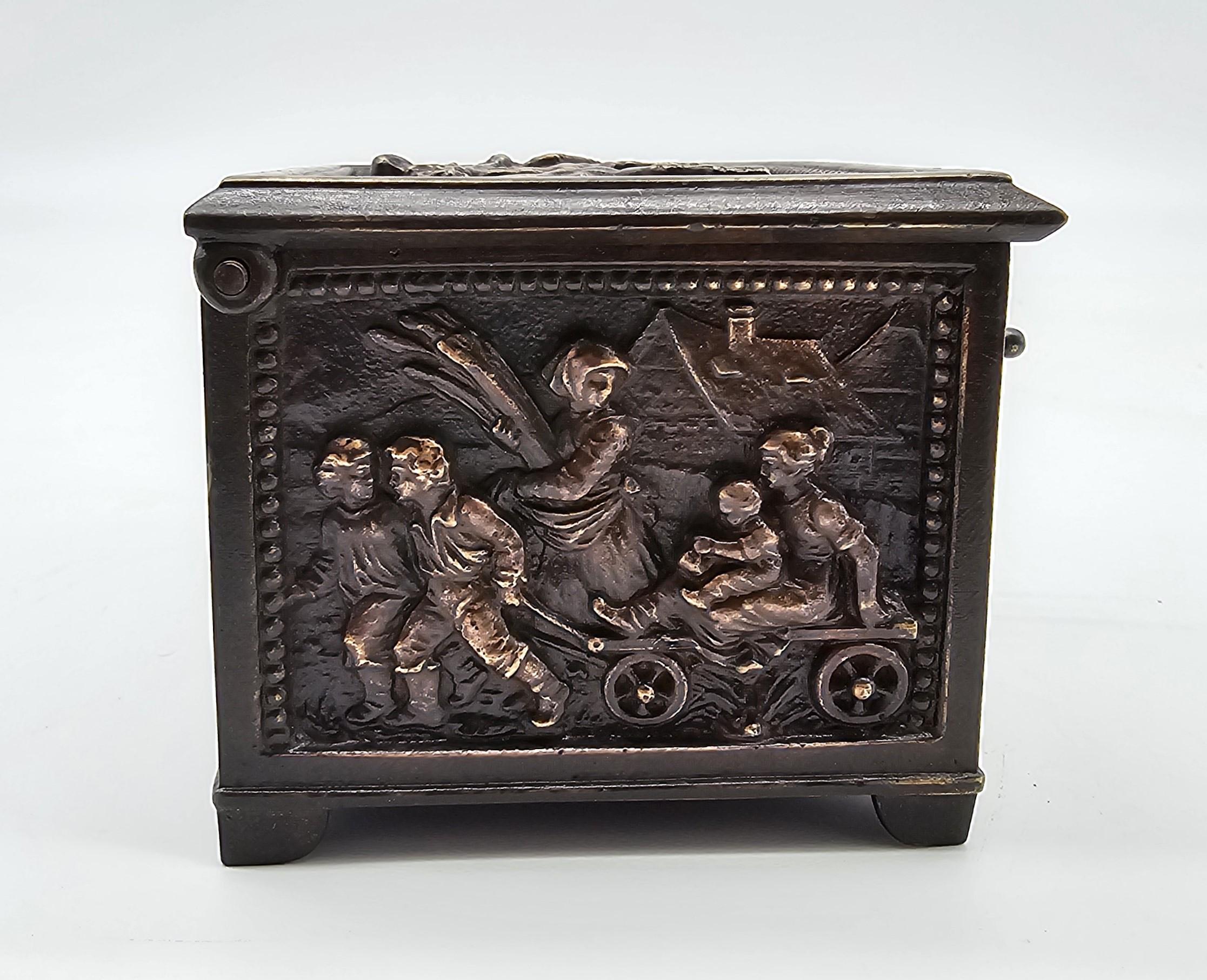 Cofre joyero francés de bronce decorado con escenas rurales hacia 1860 en venta 4