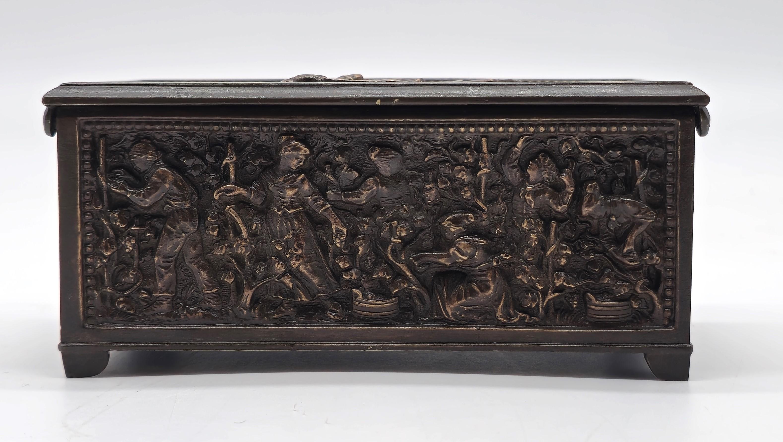 Cofre joyero francés de bronce decorado con escenas rurales hacia 1860 en venta 5