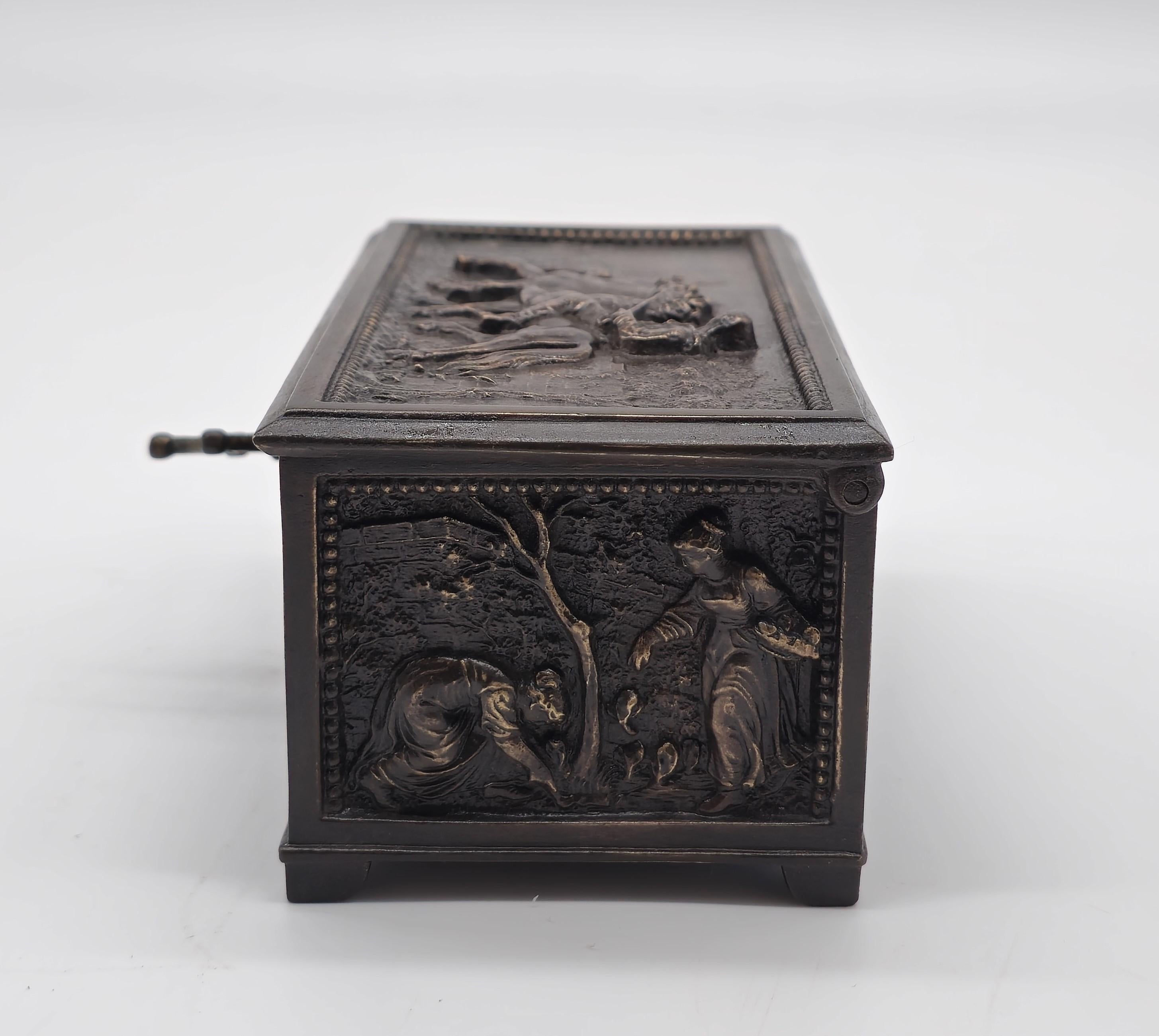 Cofre joyero francés de bronce decorado con escenas rurales hacia 1860 en venta 6