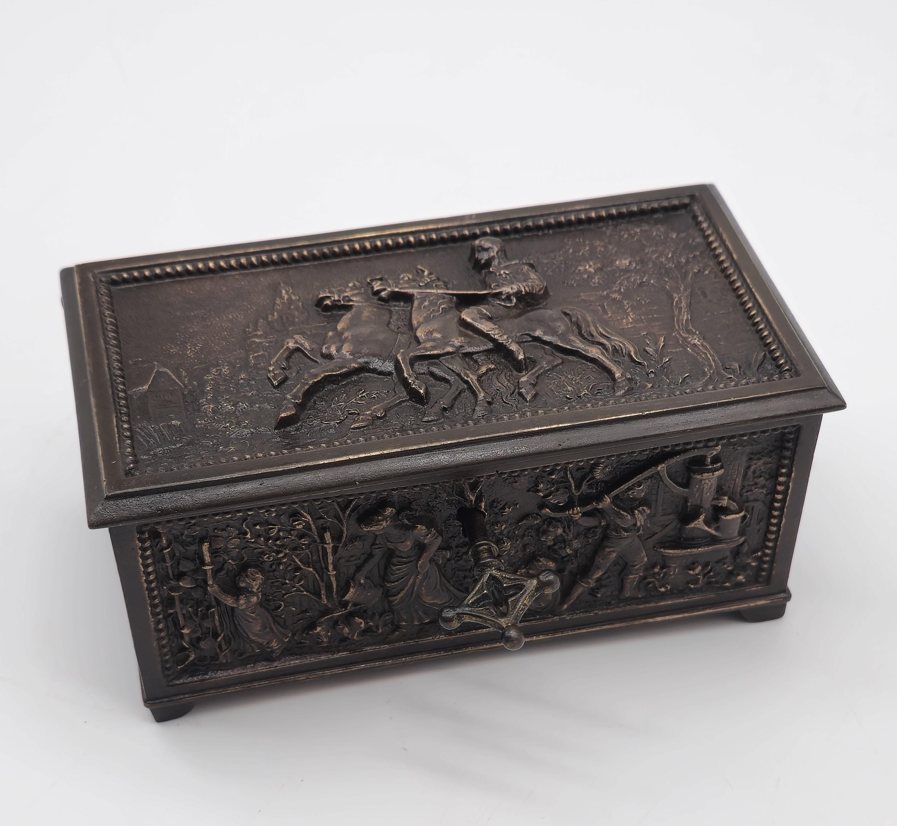 Cofre joyero francés de bronce decorado con escenas rurales hacia 1860 en venta 7