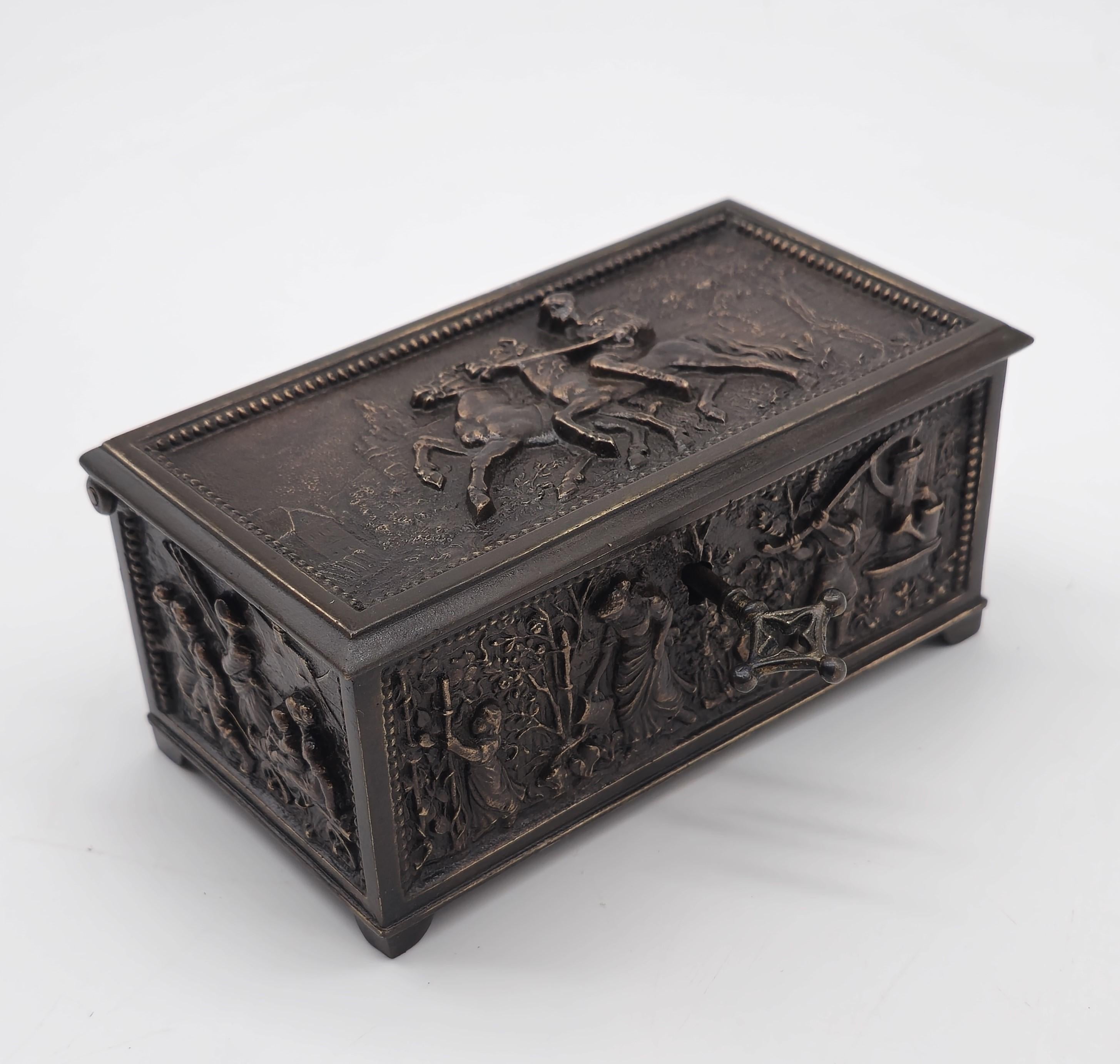 Cofre joyero francés de bronce decorado con escenas rurales hacia 1860 en venta 8