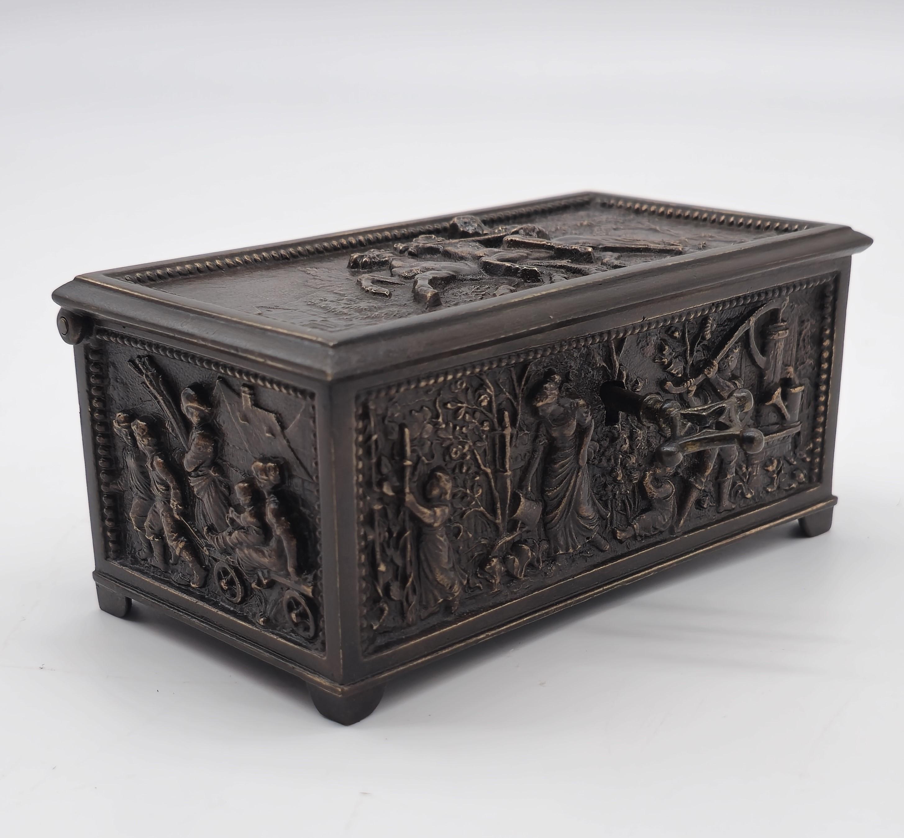 Cofre joyero francés de bronce decorado con escenas rurales hacia 1860 en venta 9