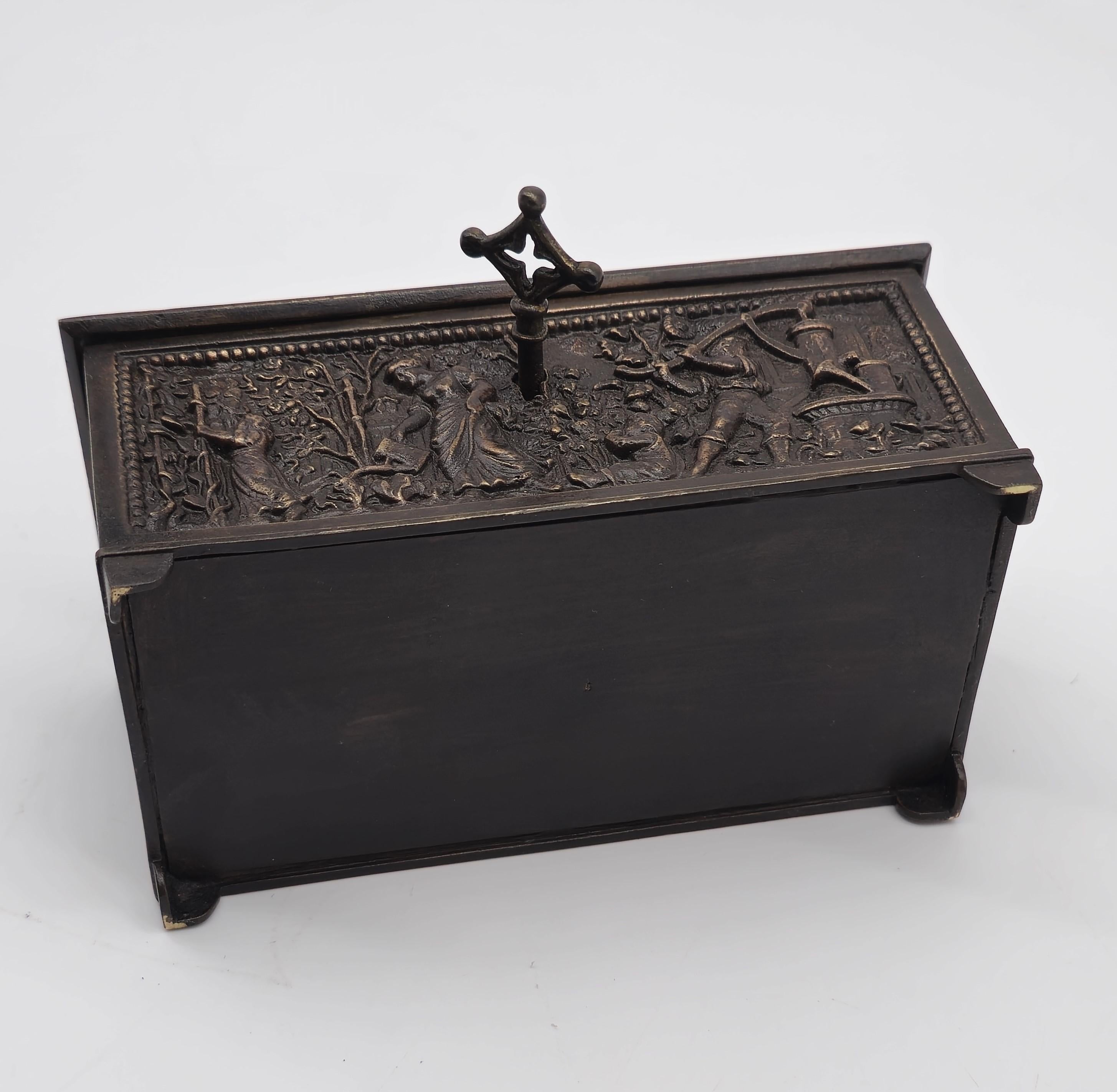 Cofre joyero francés de bronce decorado con escenas rurales hacia 1860 en venta 10