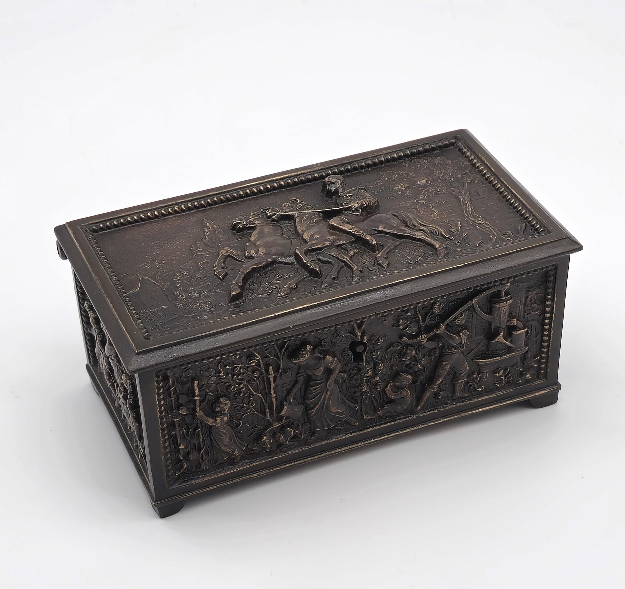 Este delicioso cofrecito de bronce francés de mediados del siglo XIX, pequeño y de gran calidad, está bellamente decorado con paneles finamente fundidos.

Las cuatro caras tienen escenas rurales que representan a adultos y niños trabajando y jugando