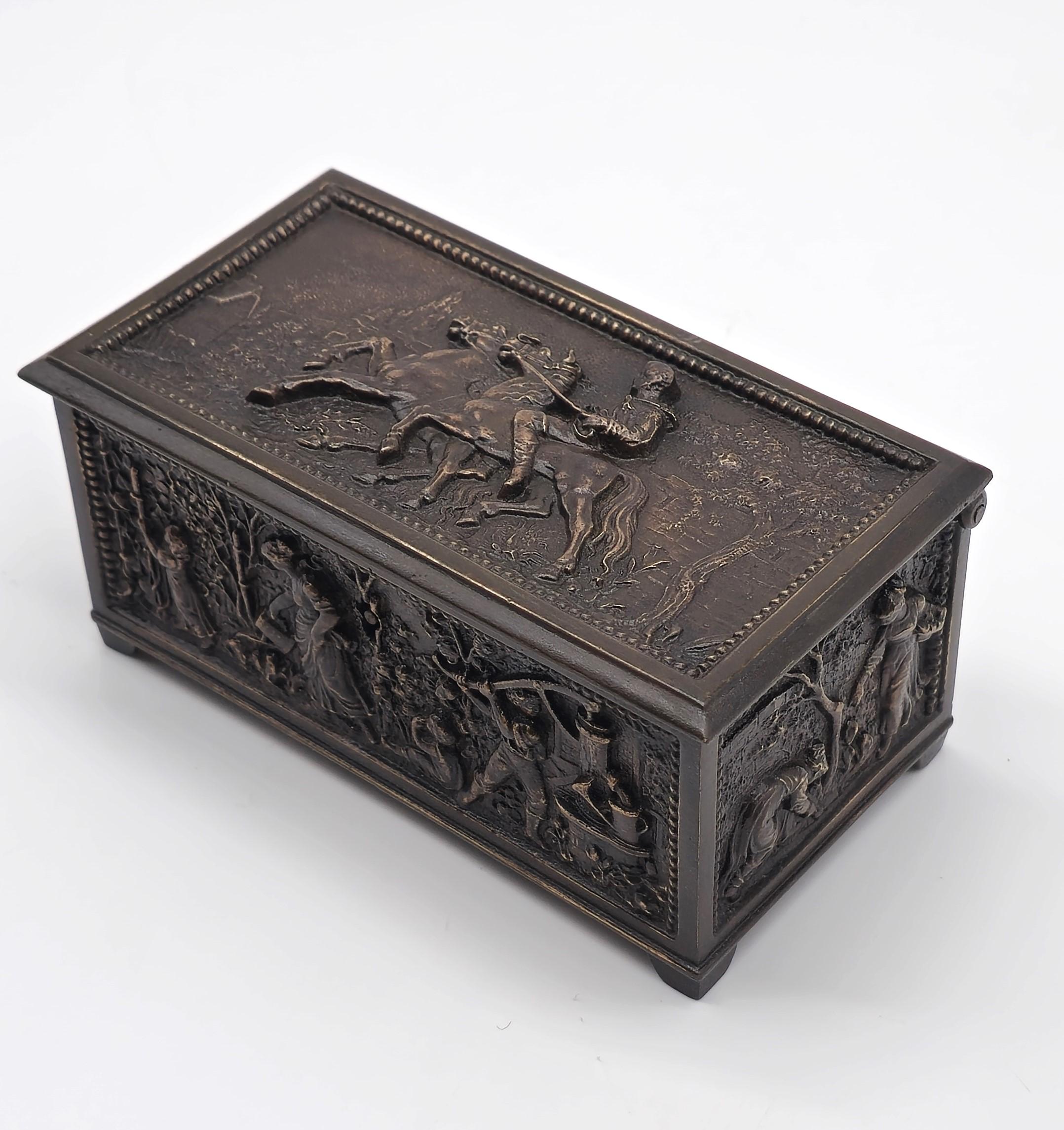 Cofre joyero francés de bronce decorado con escenas rurales hacia 1860 Luis Felipe en venta