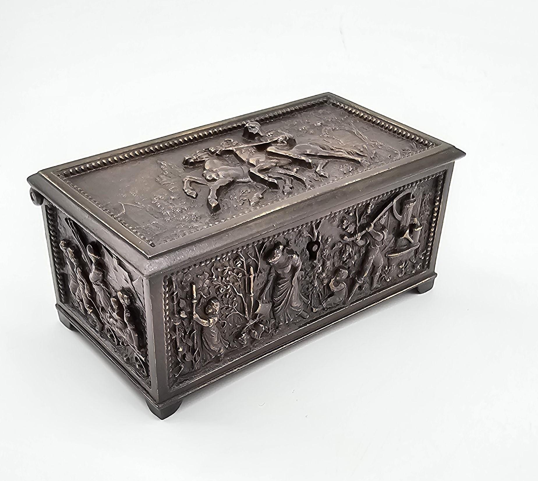Cofre joyero francés de bronce decorado con escenas rurales hacia 1860 Hecho a mano en venta