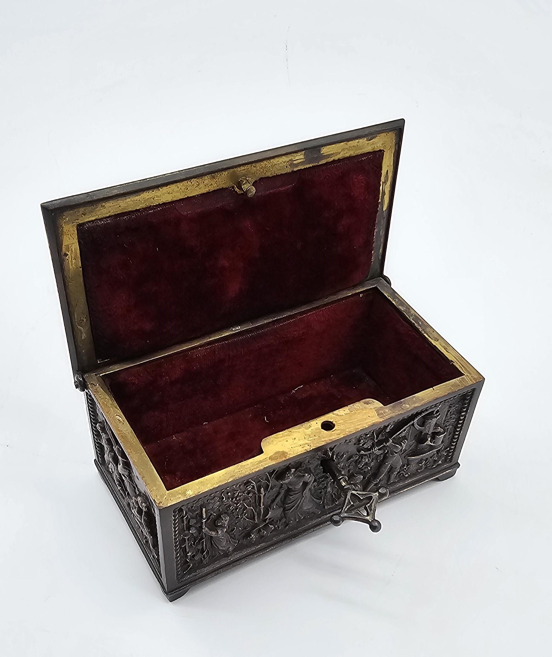 Cofre joyero francés de bronce decorado con escenas rurales hacia 1860 siglo XIX en venta
