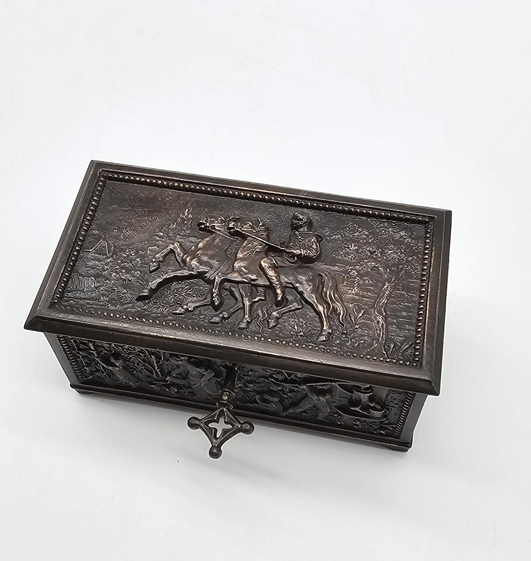 Cofre joyero francés de bronce decorado con escenas rurales hacia 1860 en venta 1