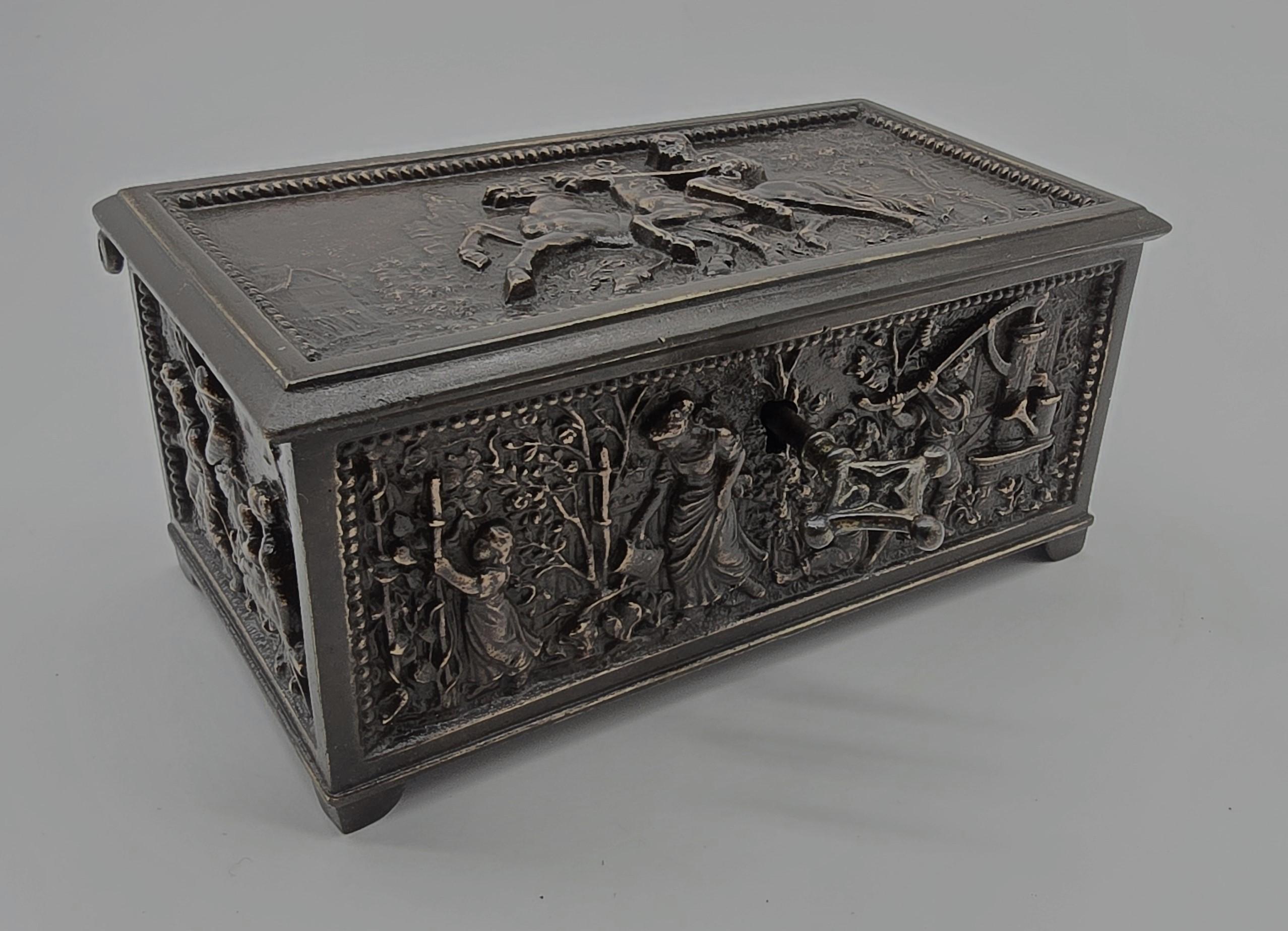 Cofre joyero francés de bronce decorado con escenas rurales hacia 1860 en venta 2