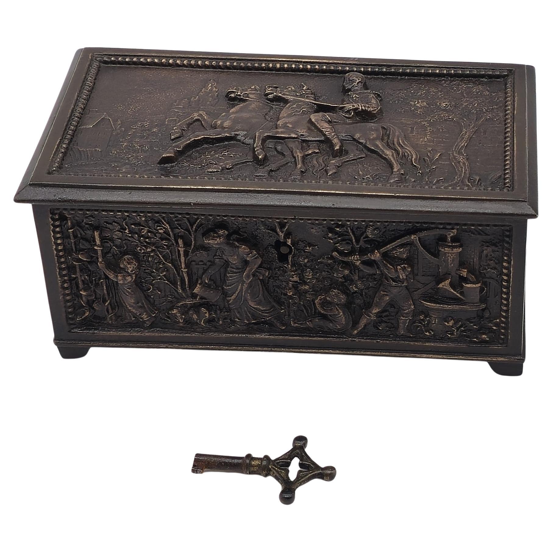 Cofre joyero francés de bronce decorado con escenas rurales hacia 1860 en venta