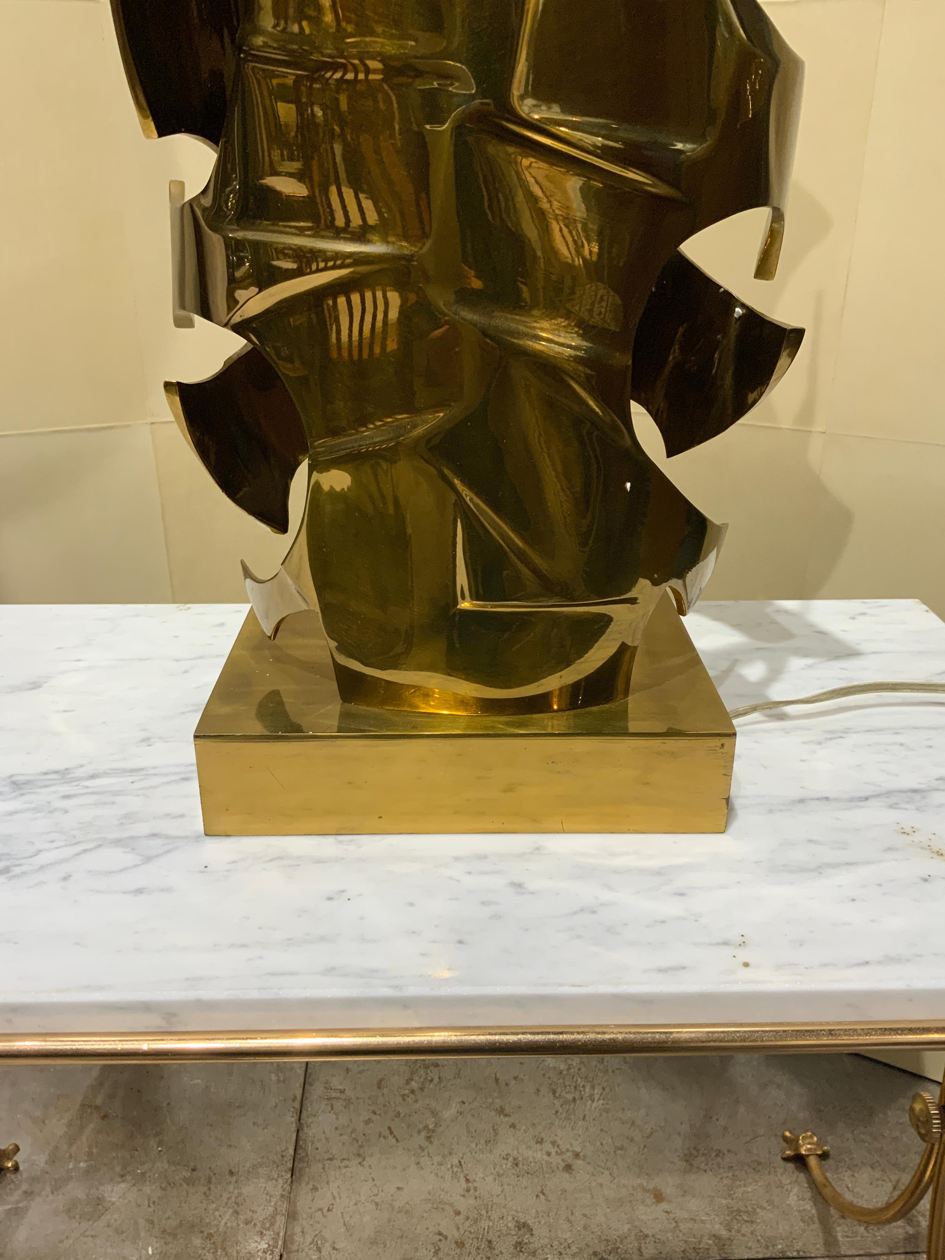 Impressionnante lampe de table en bronze français circa 1970
En tant que sculpture