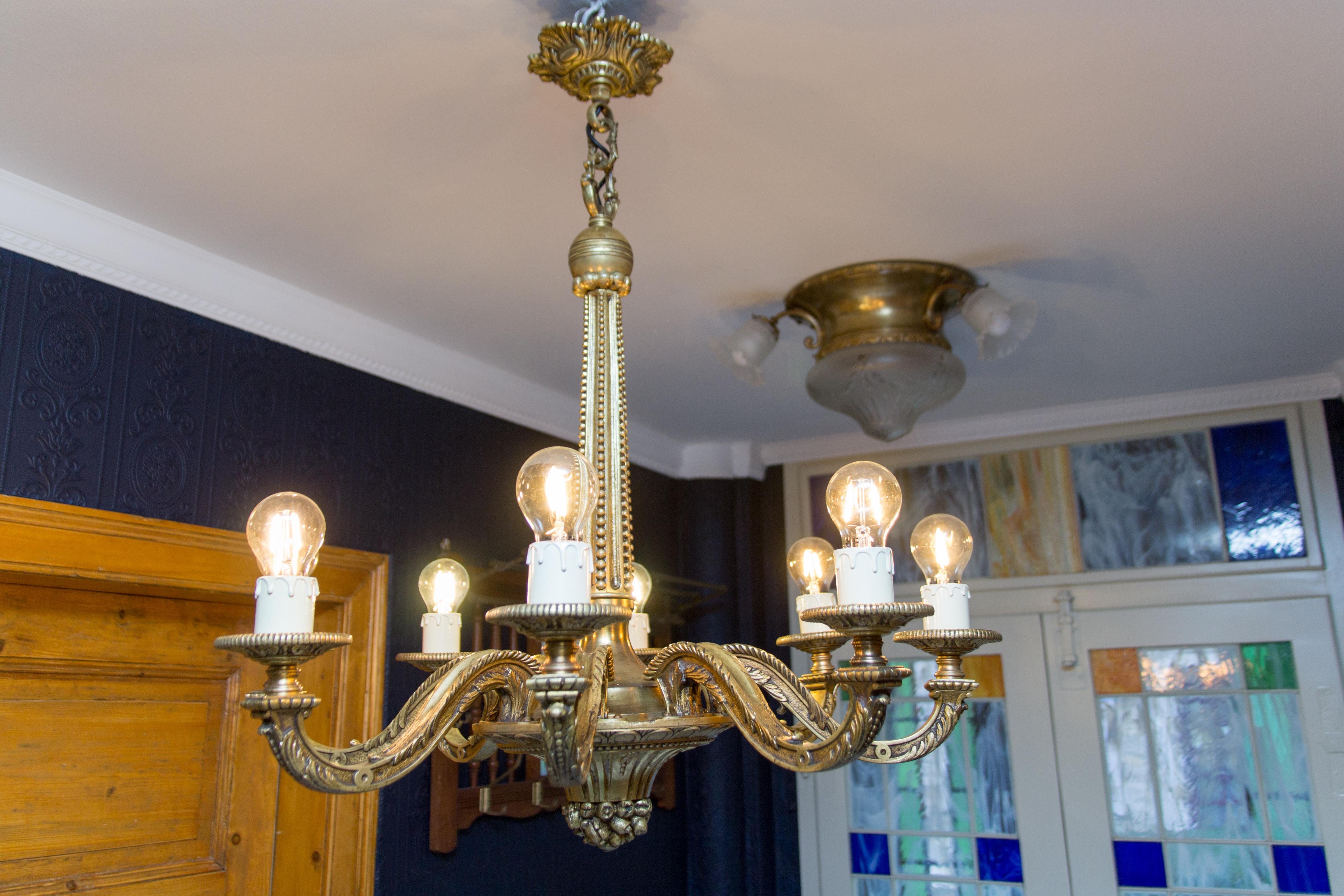French Louis XVI Style Eight-Light Bronze Chandelier, Early 1900s 7