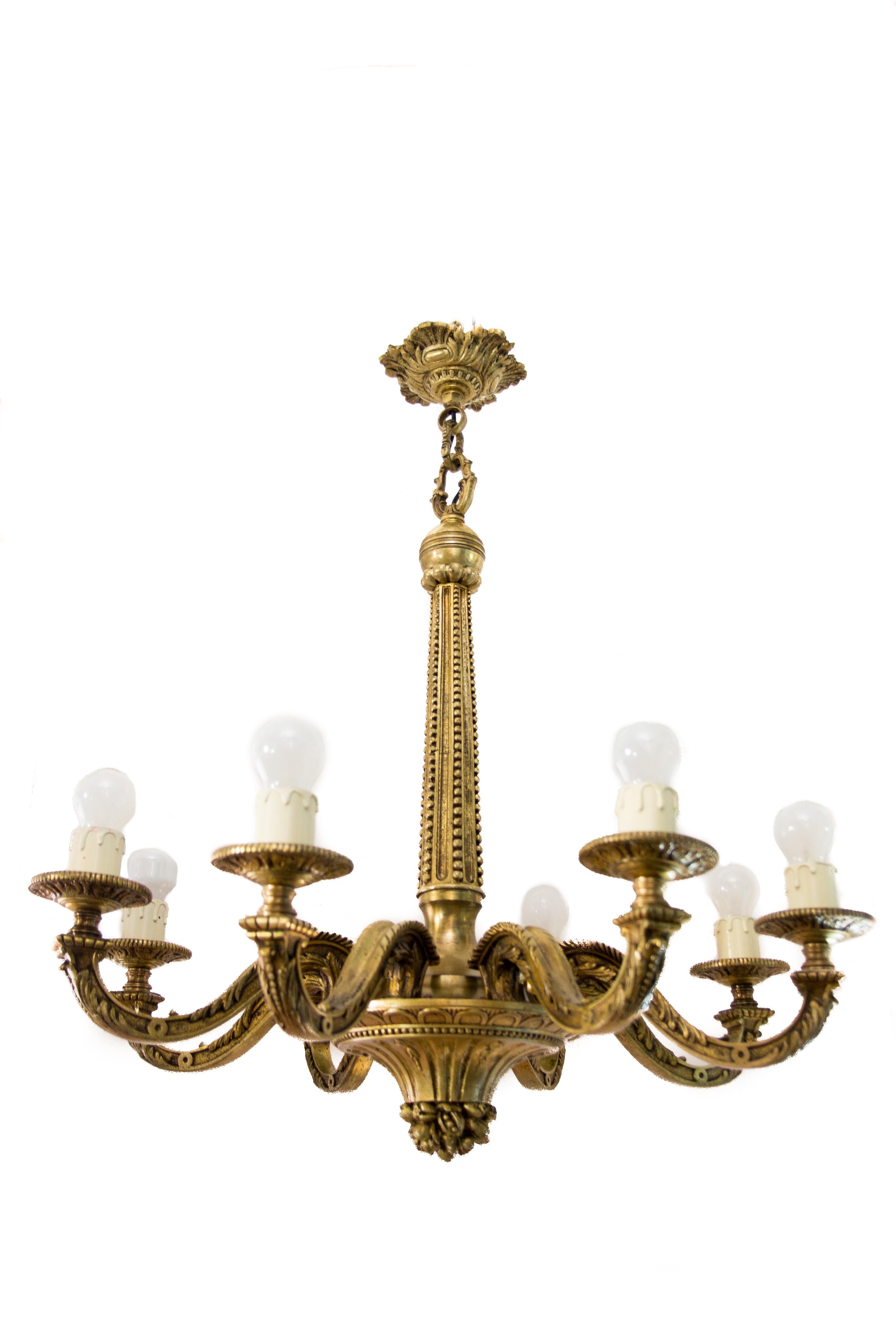 Impressive, massive, and heavy French bronze chandelier from the 1900s. This chandelier has eight arms, each with an E27 (E26) light bulb socket,  decorated with foliate decors and ending in circular drip pans. The ornate base has a berry cluster