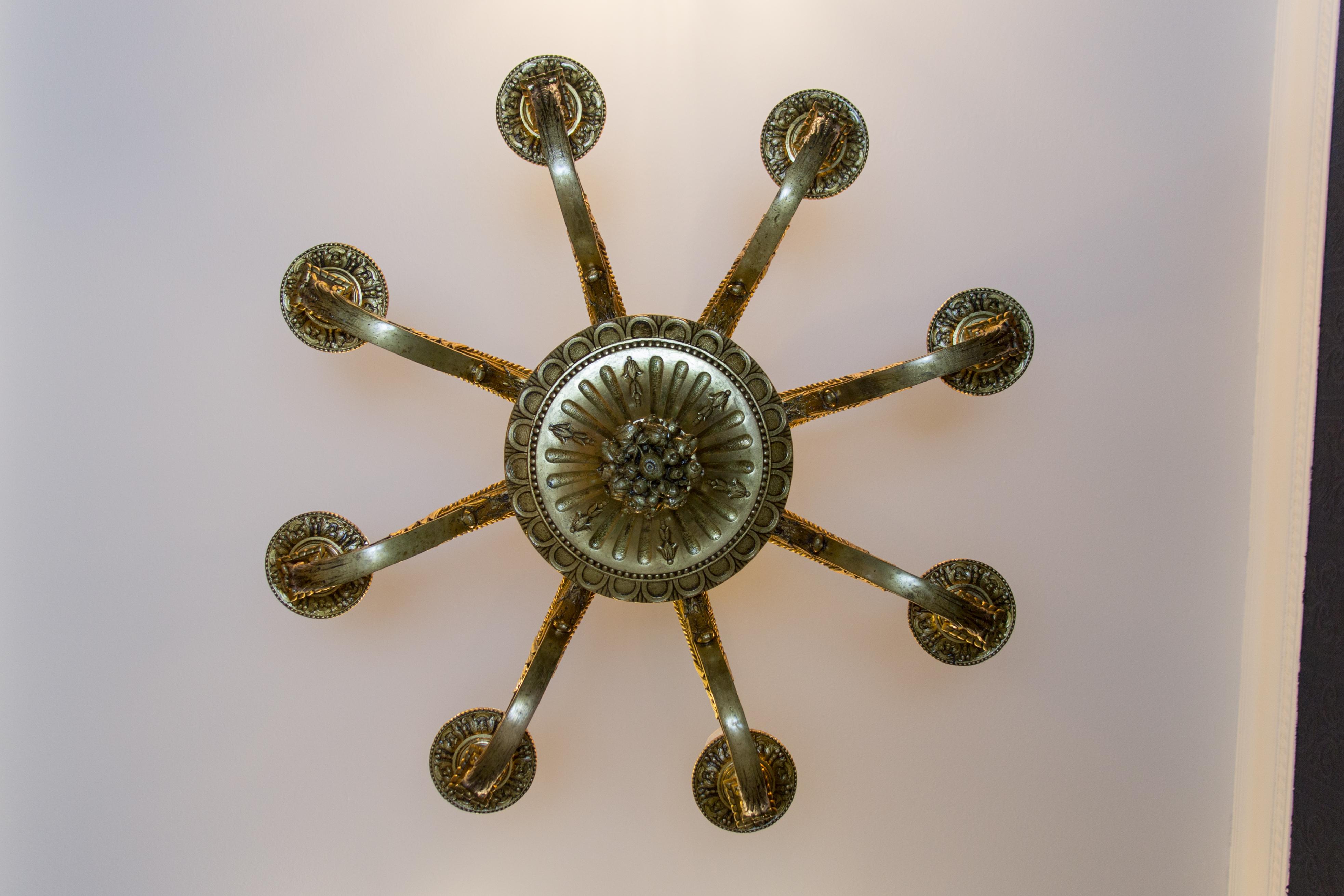 French Louis XVI Style Eight-Light Bronze Chandelier, Early 1900s 4