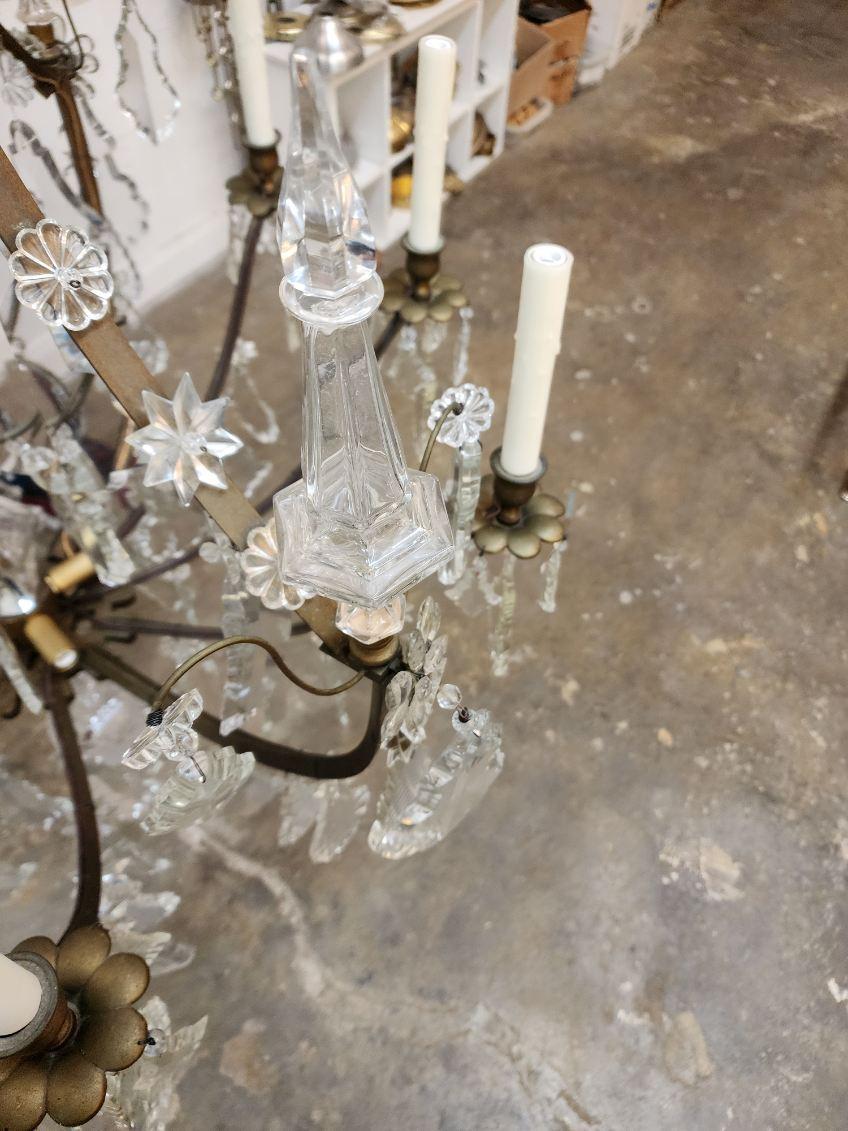 Questo bellissimo lampadario in bronzo è stato realizzato nel 1900, nello stile di Maria Antonietta. Include 12 luci ed è ricablato, pronto per essere appeso. 
