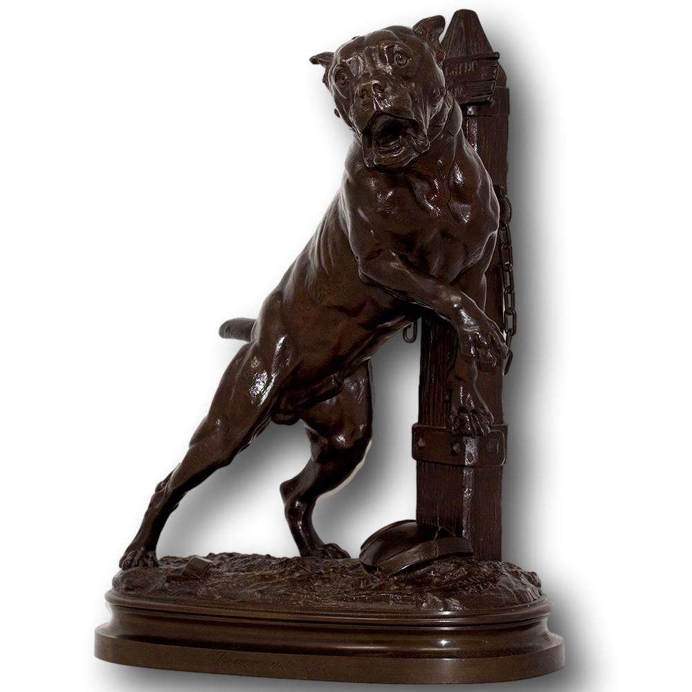 Bronze français représentant un mâtin à l'attache. La figurine de bonne taille, coulée en bronze massif, représente un chien mastiff protégeant sa maison. Le mastiff avec une chaîne attachée à son collier le tenant à l'écart des intrus potentiels