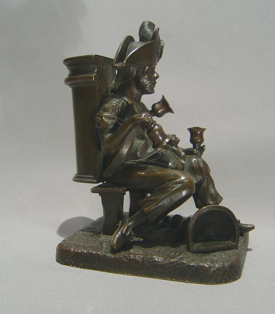Grand Tour Grattoir d'allumette en bronze français en forme de vendeur d'eau habillé en vieux soldat en vente