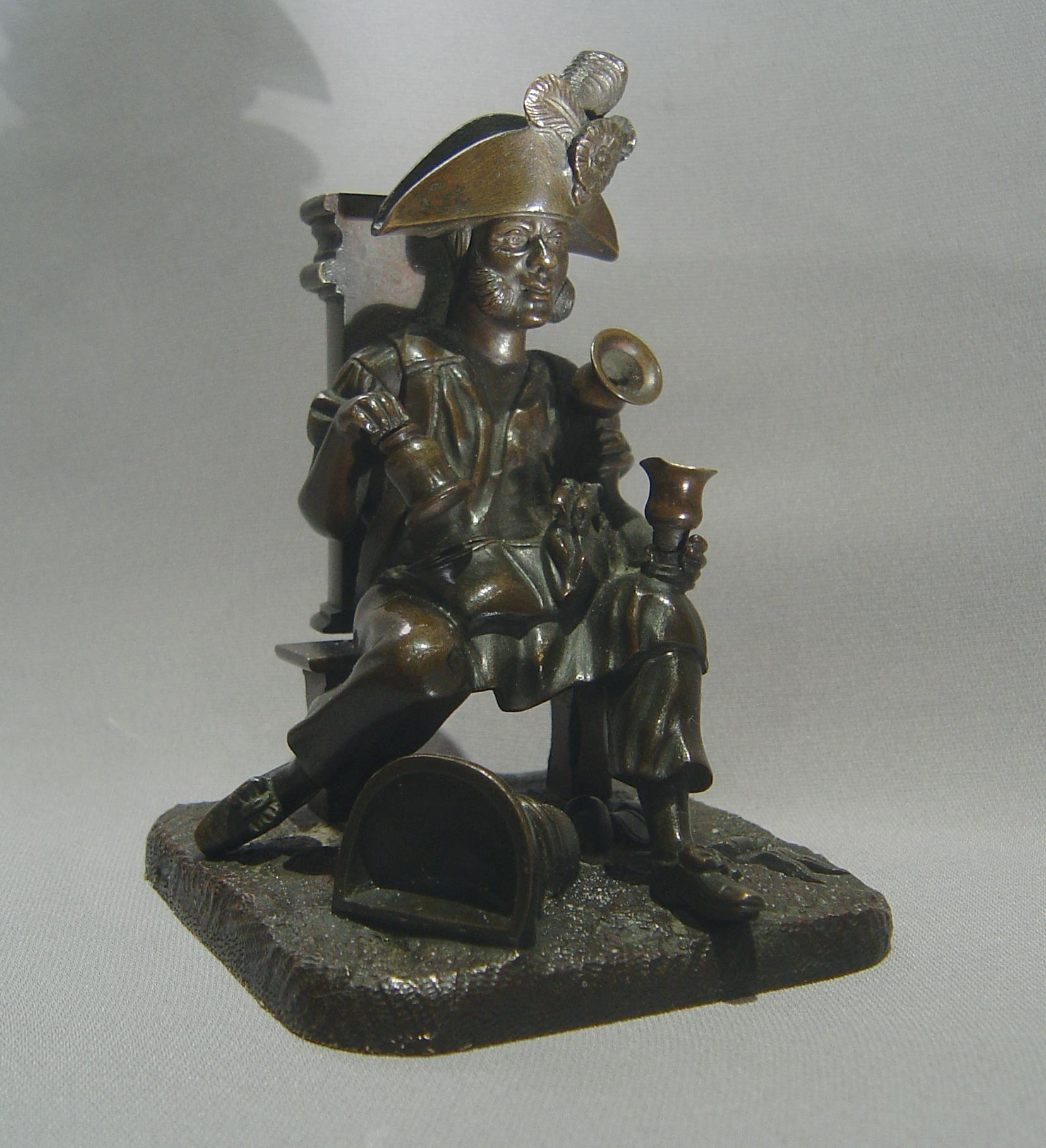 Français Grattoir d'allumette en bronze français en forme de vendeur d'eau habillé en vieux soldat en vente