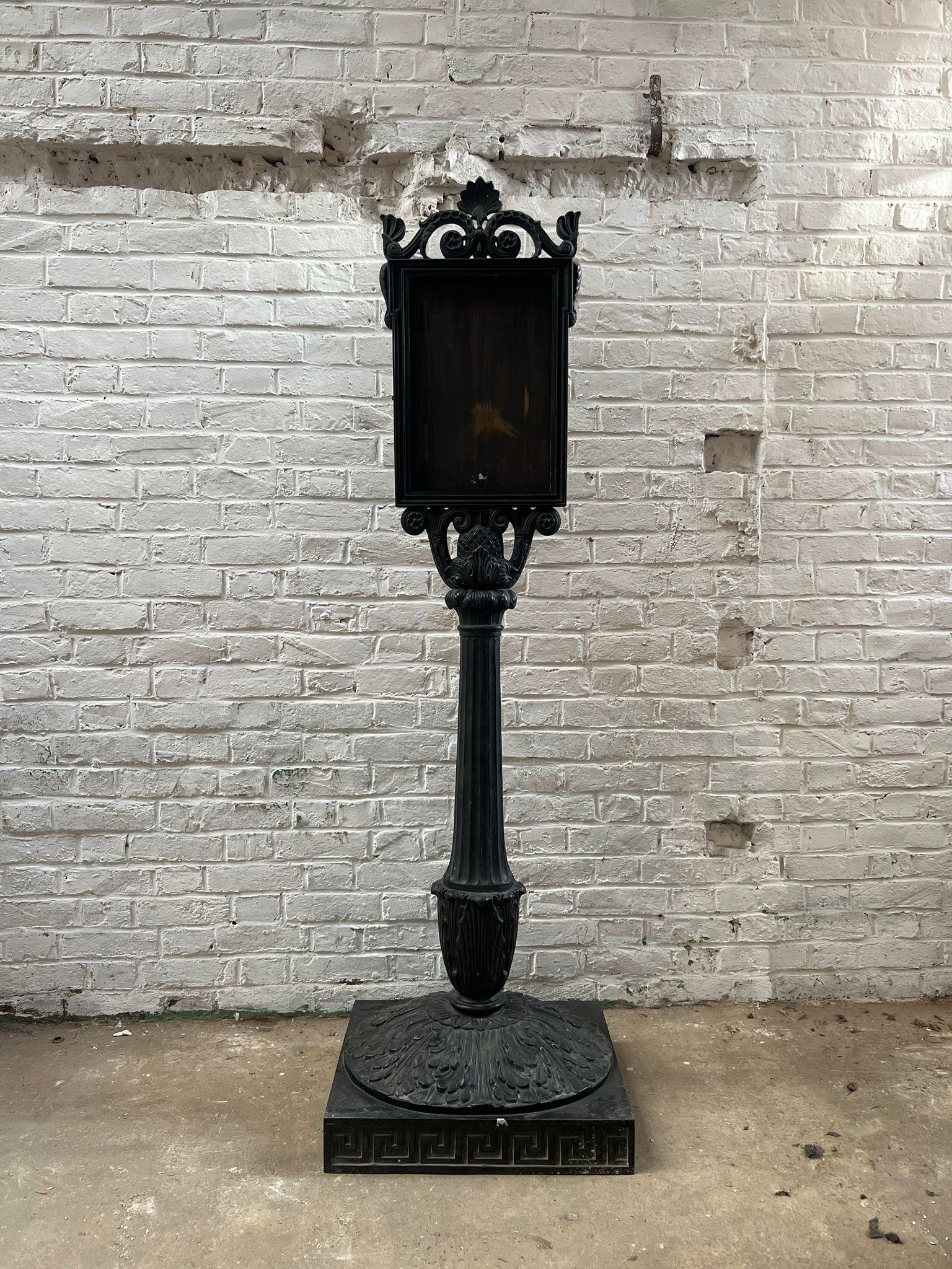 Français Porte-menu en bronze français avec base ornementale et volutes, vers 1890 en vente