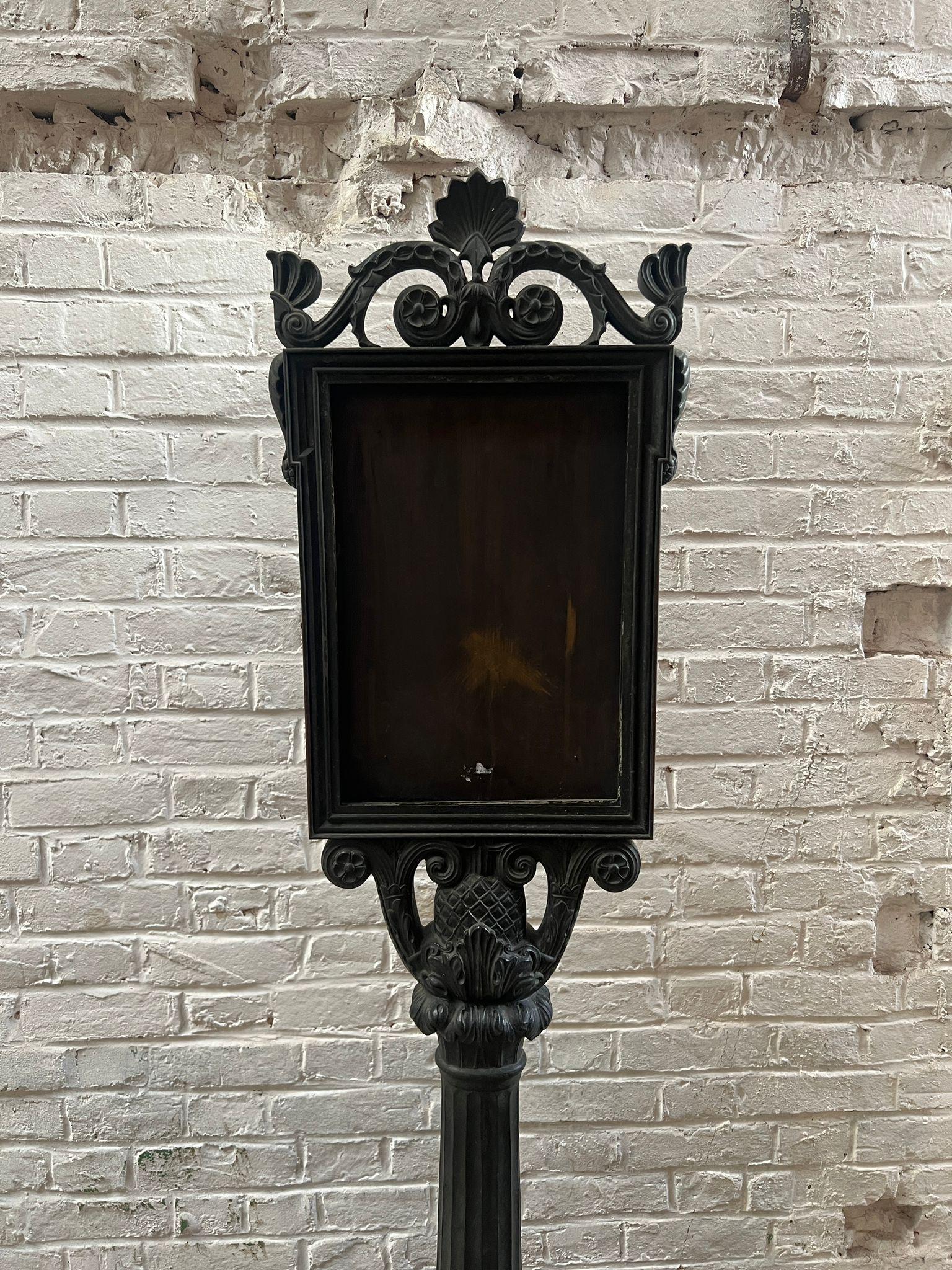 Porte-menu en bronze français avec base ornementale et volutes, vers 1890 Bon état - En vente à TOURCOING, FR