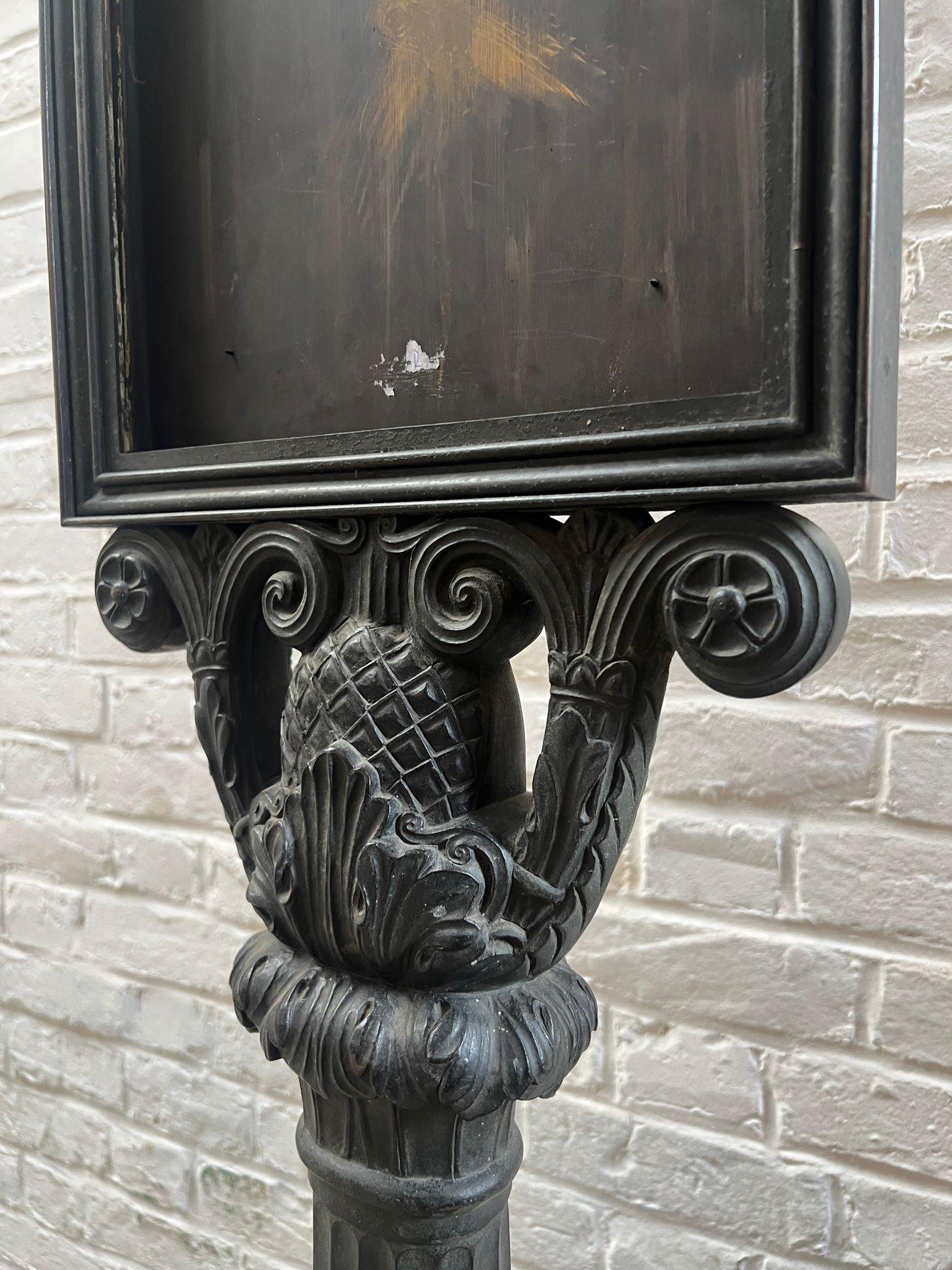 Porte-menu en bronze français avec base ornementale et volutes, vers 1890 en vente 3