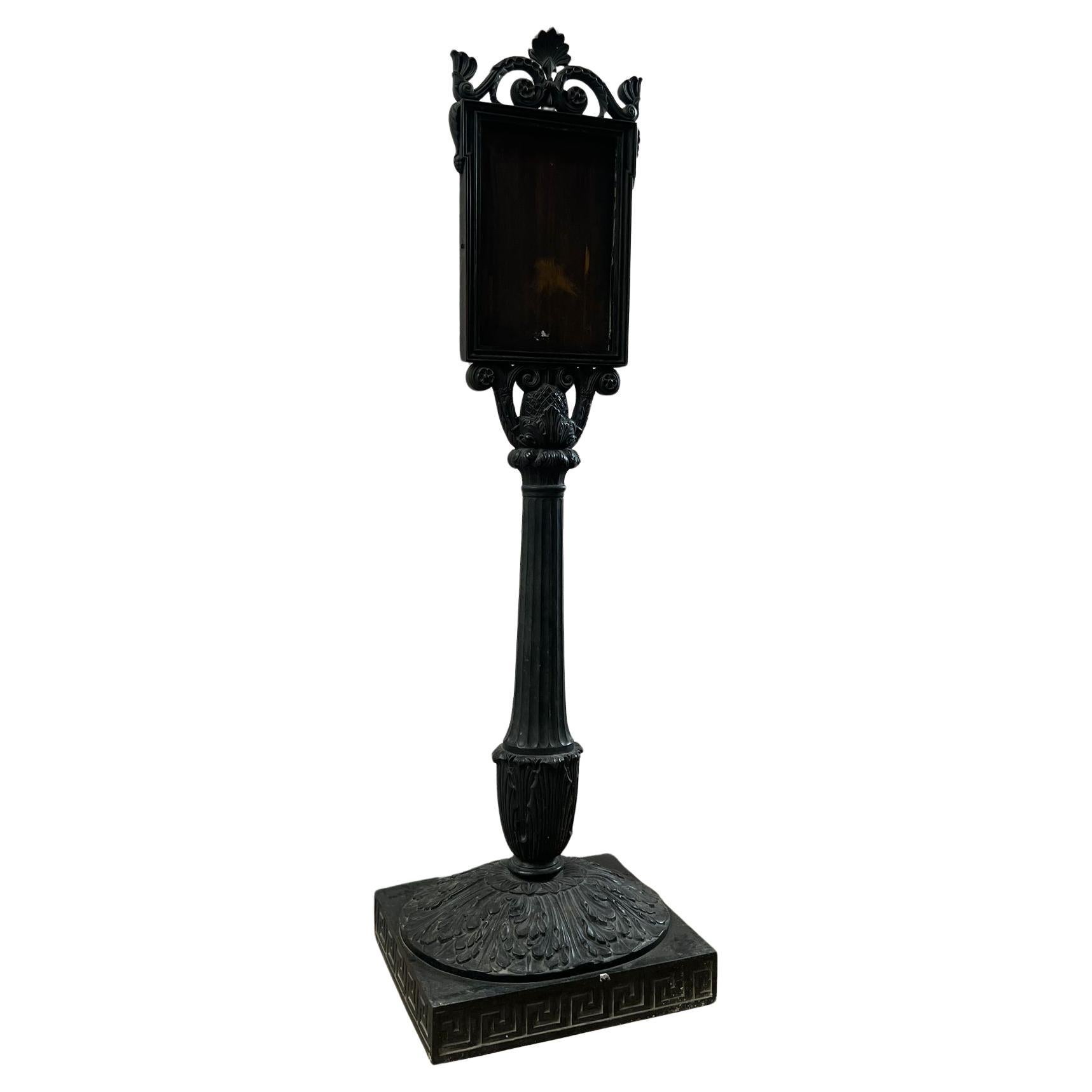 Porte-menu en bronze français avec base ornementale et volutes, vers 1890 en vente