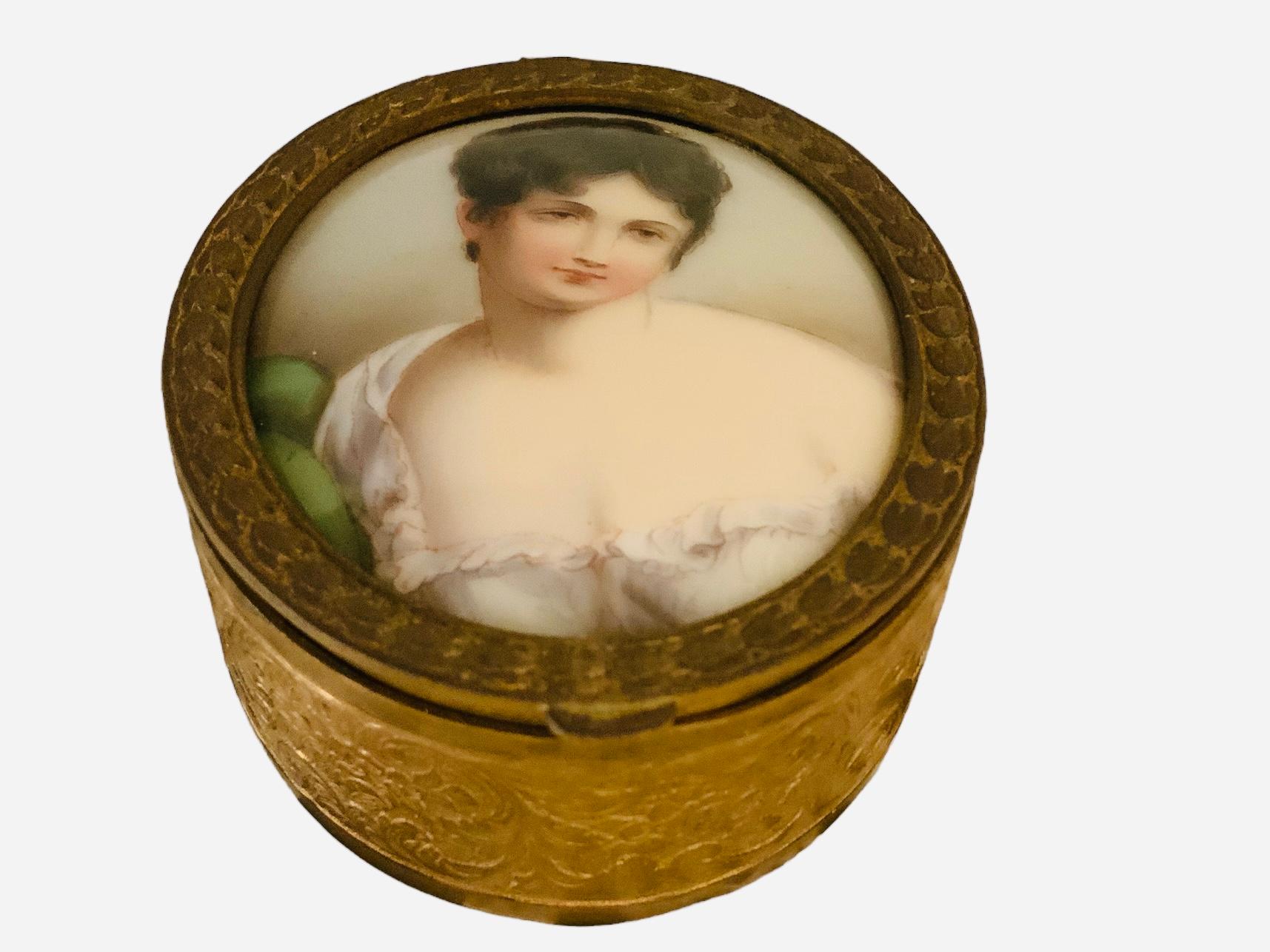 Bronze Petite boîte à bijoux française en bronze et porcelaine émaillée représentant un portrait en vente