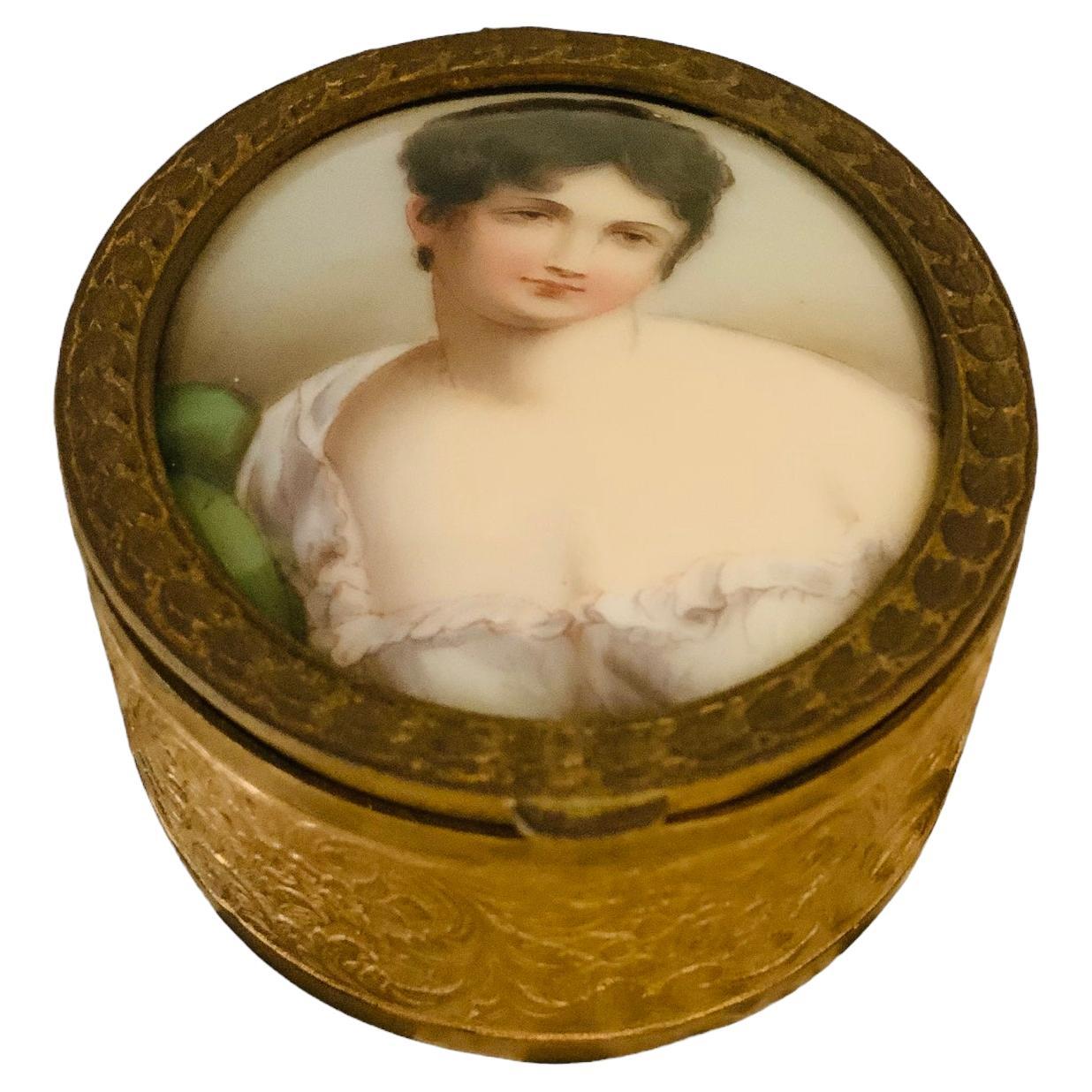 Petite boîte à bijoux française en bronze et porcelaine émaillée représentant un portrait en vente