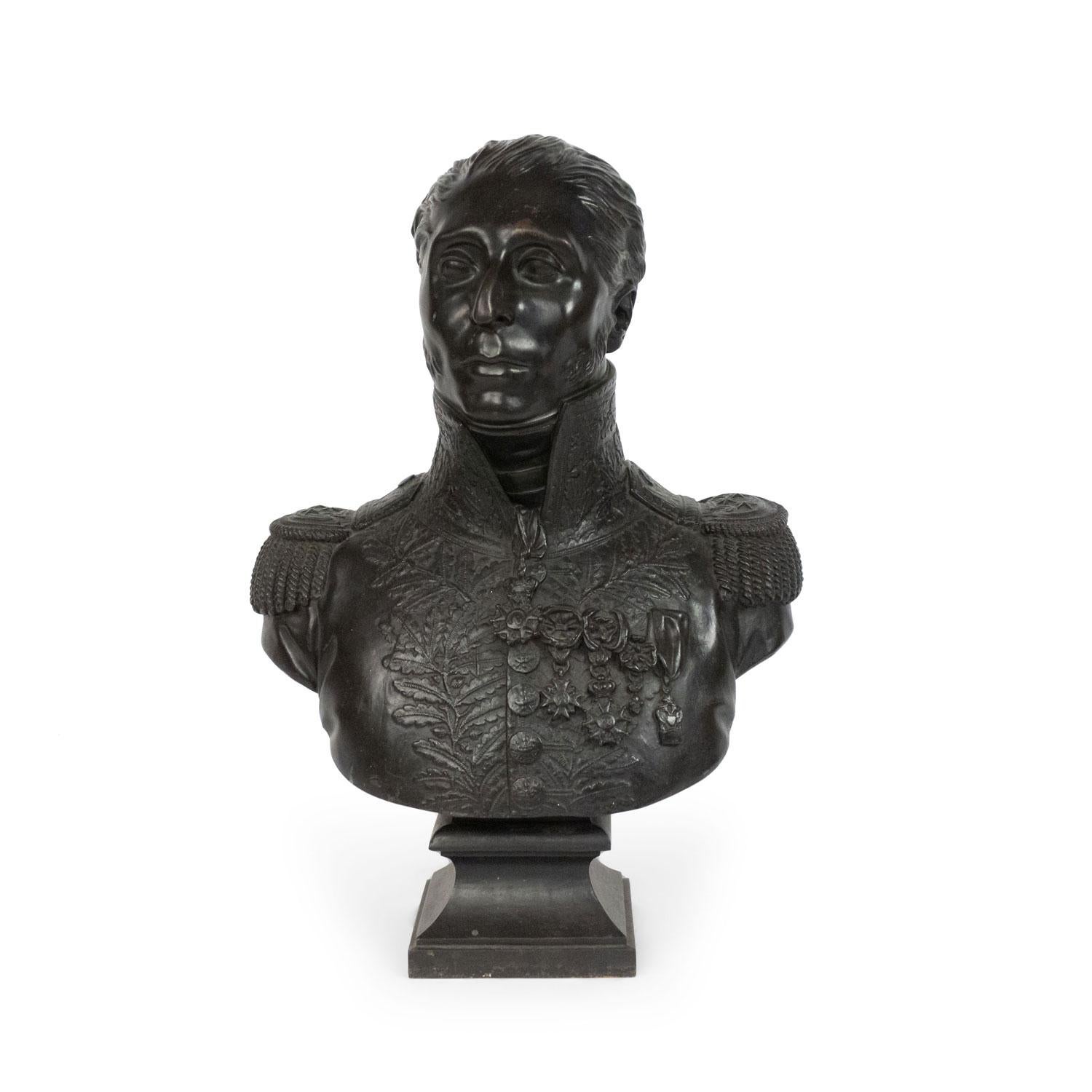 Busto in bronzo francese a grandezza naturale di un ufficiale militare in uniforme sollevato su un basamento quadrato (XIX sec.)