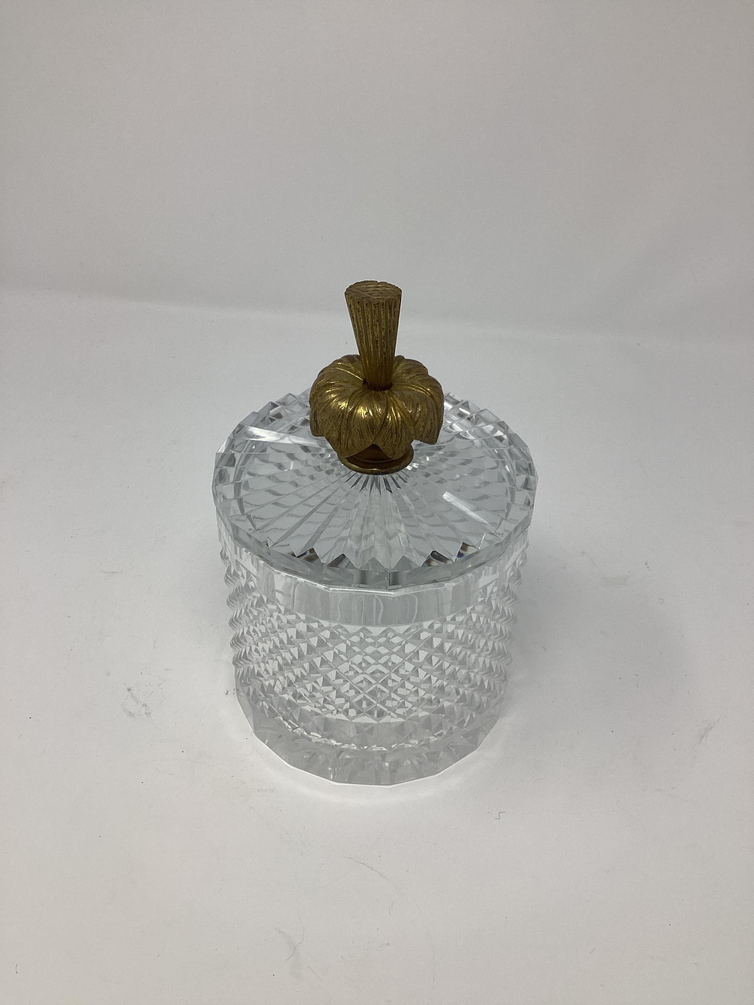 Boîte ou jarre en cristal taillé, couverte et montée sur bronze