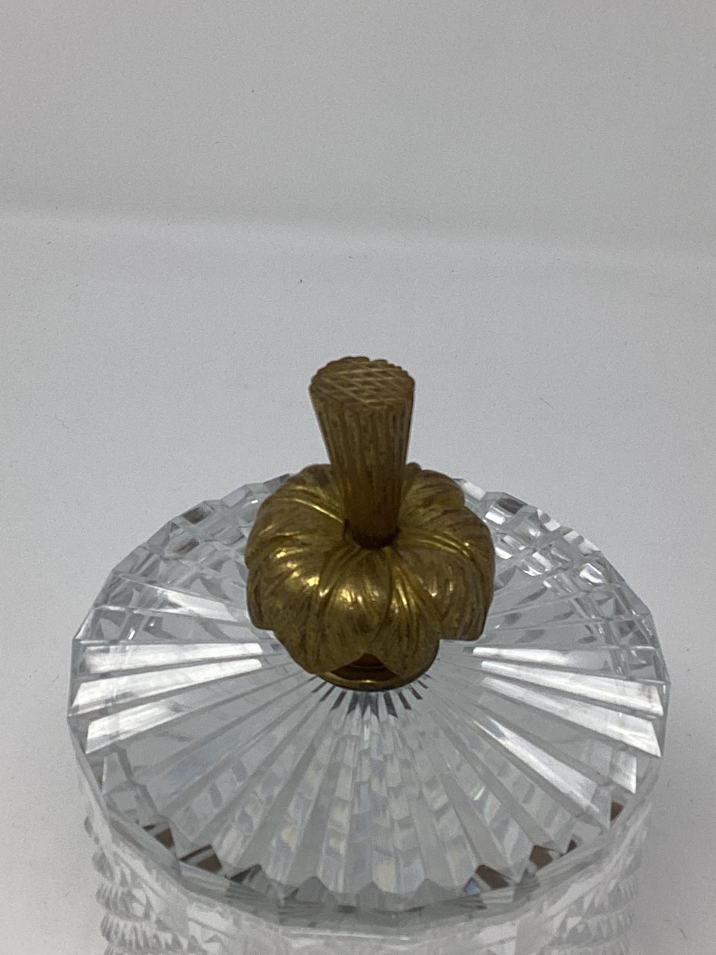 Französisch Bronze montiert abgedeckt geschliffenen Kristall-Box im Zustand „Gut“ im Angebot in Chapel Hill, NC