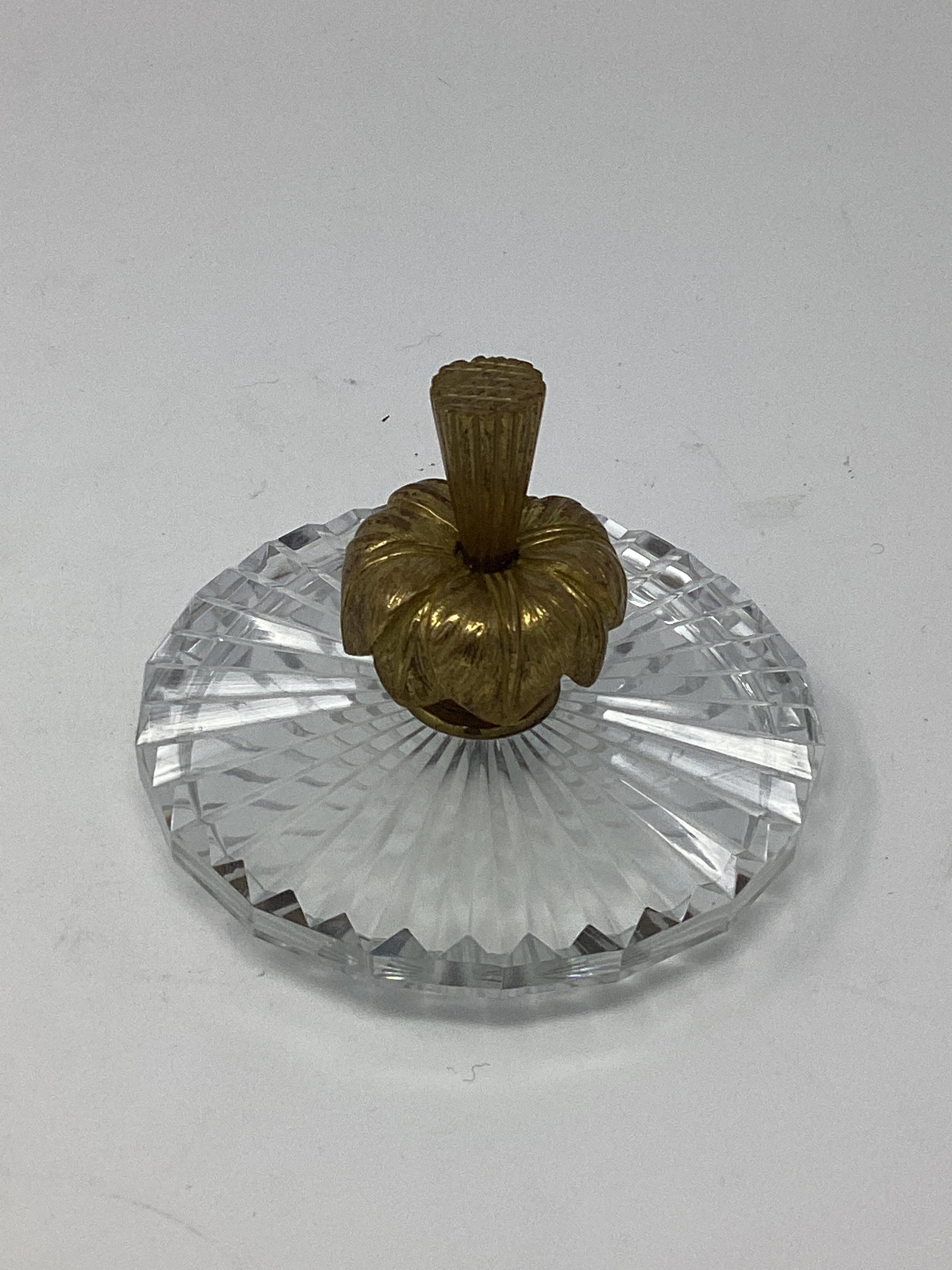 Bronze Boîte française montée sur bronze et recouverte de cristal taillé en vente