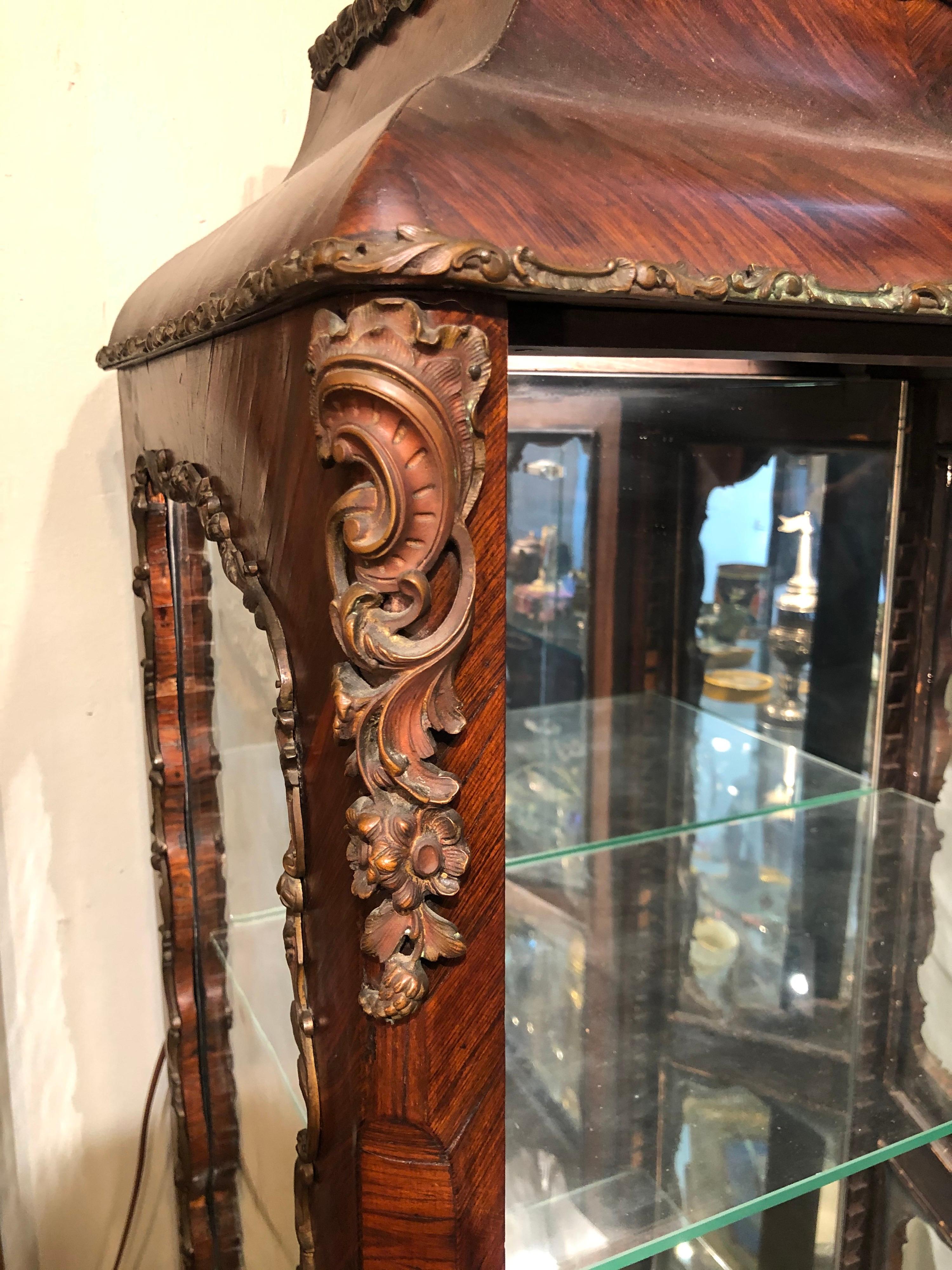 French Bronze Mounted Mahogany Vitrine, circa 1900 In Good Condition For Sale In Los Angeles, CA
