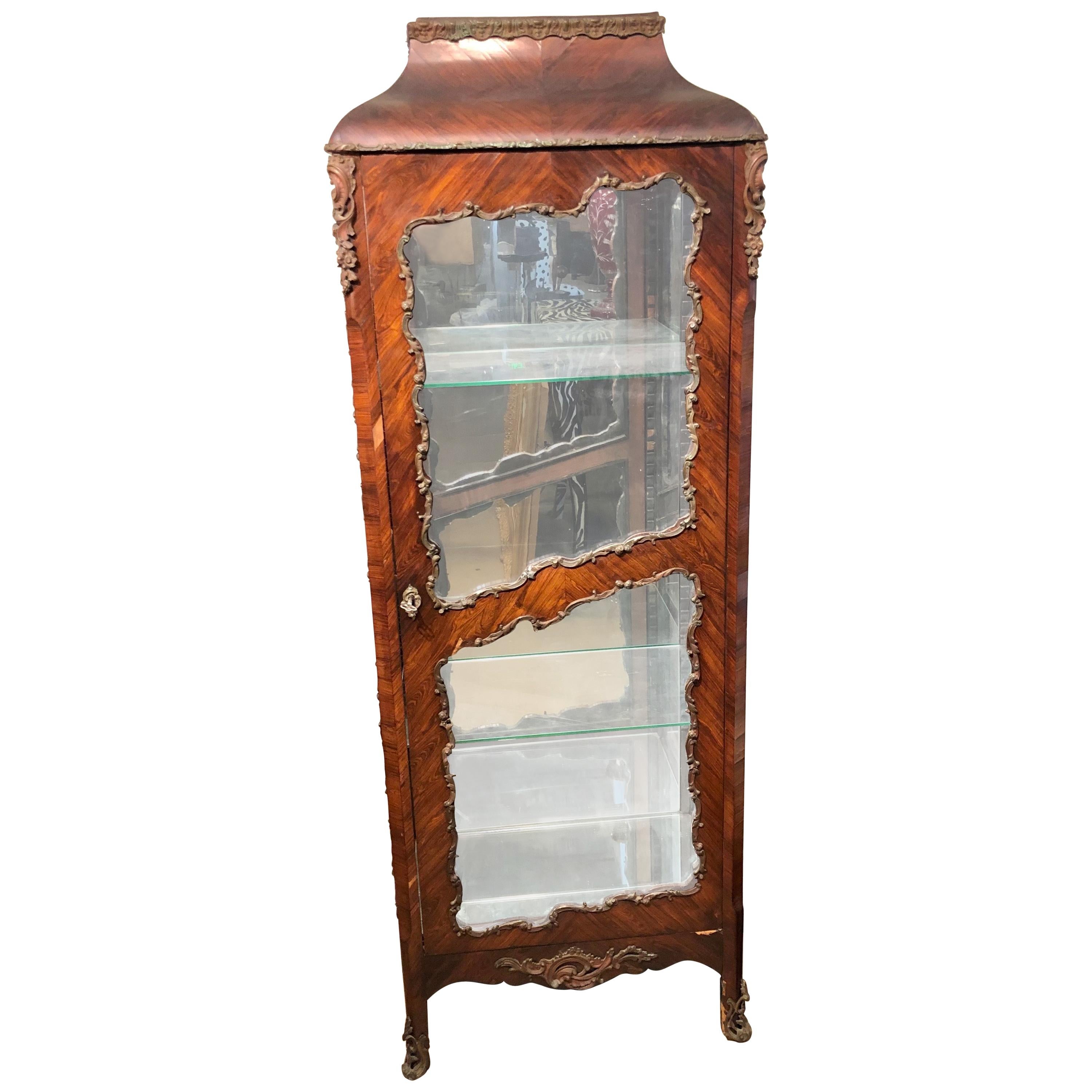 Vitrina francesa de caoba montada en bronce, hacia 1900