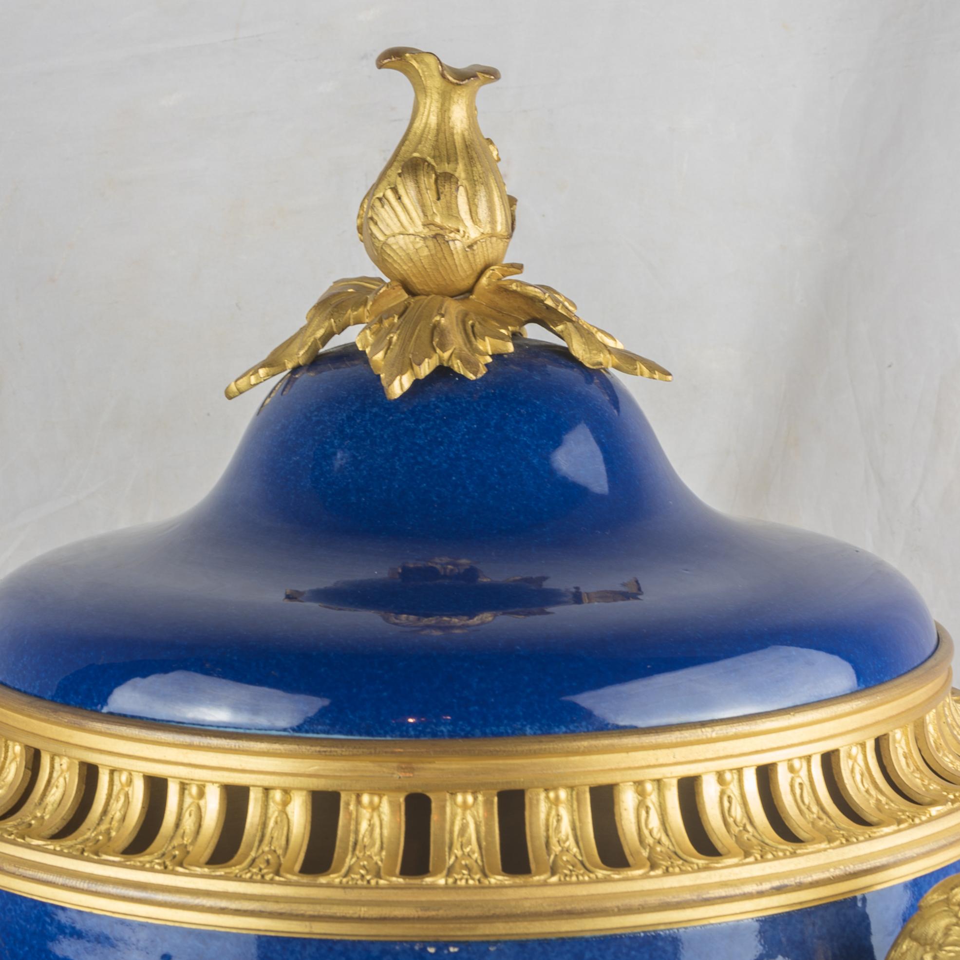 Français Centre de table français en porcelaine monté sur bronze en vente