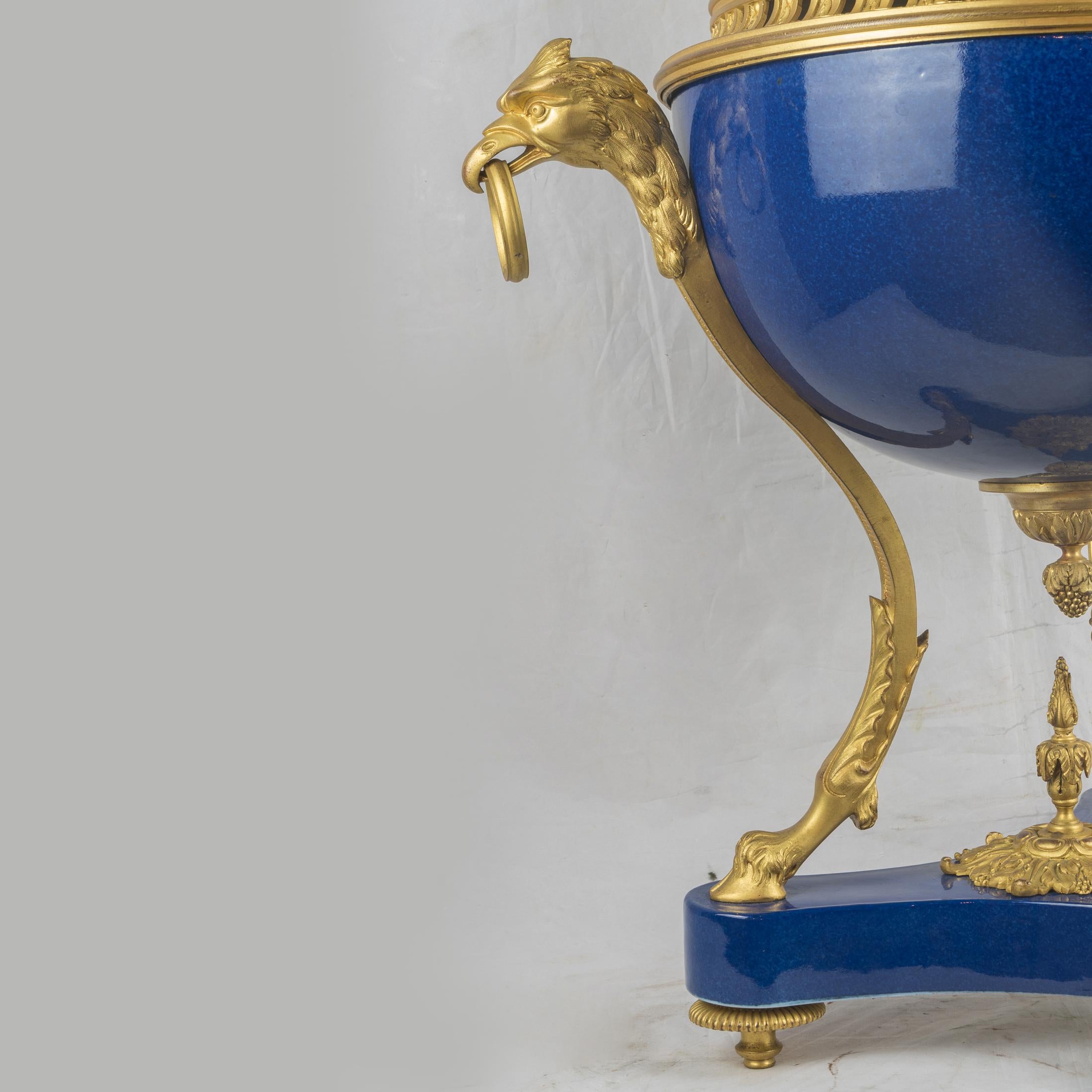 Doré Centre de table français en porcelaine monté sur bronze en vente