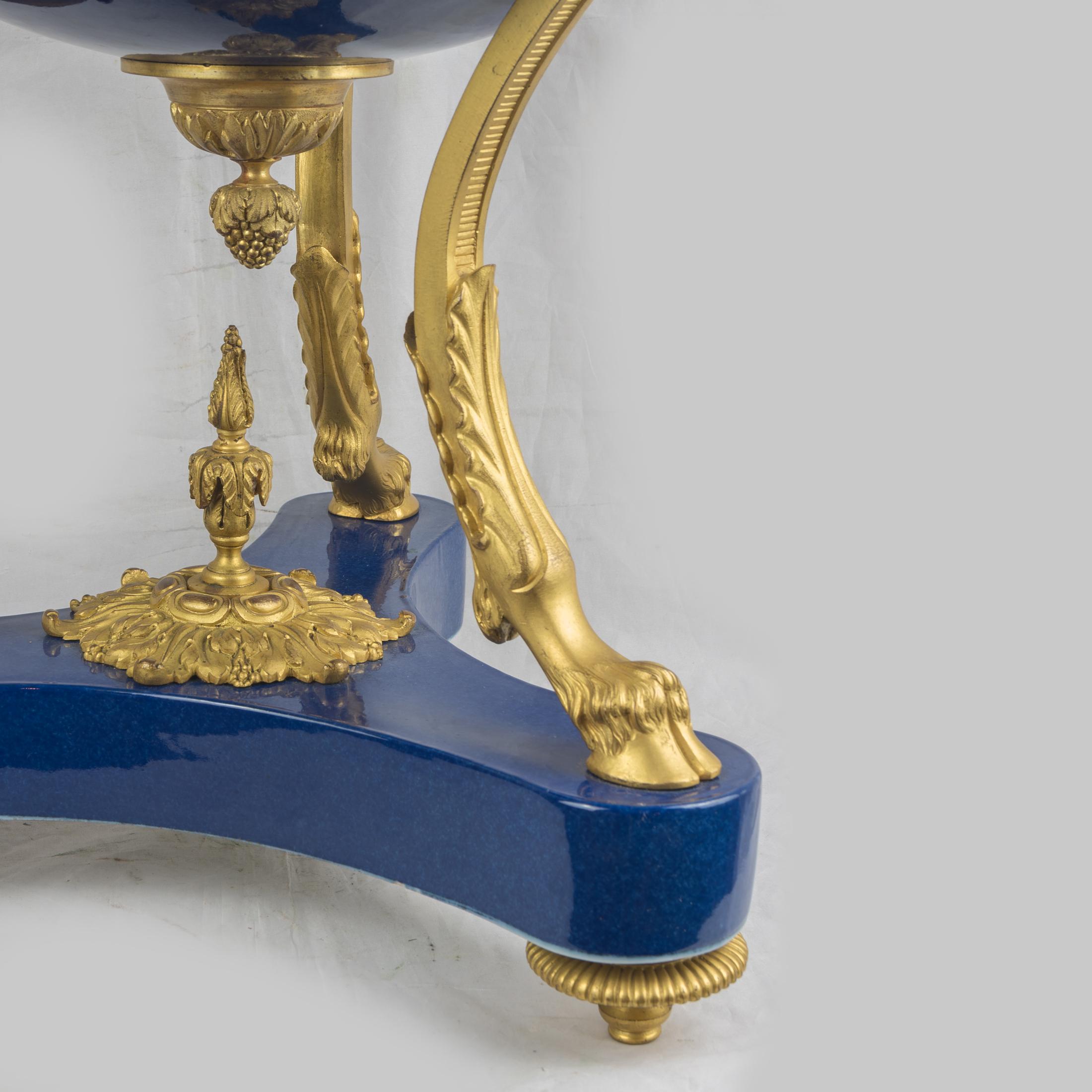 Centre de table français en porcelaine monté sur bronze Bon état - En vente à New York, NY