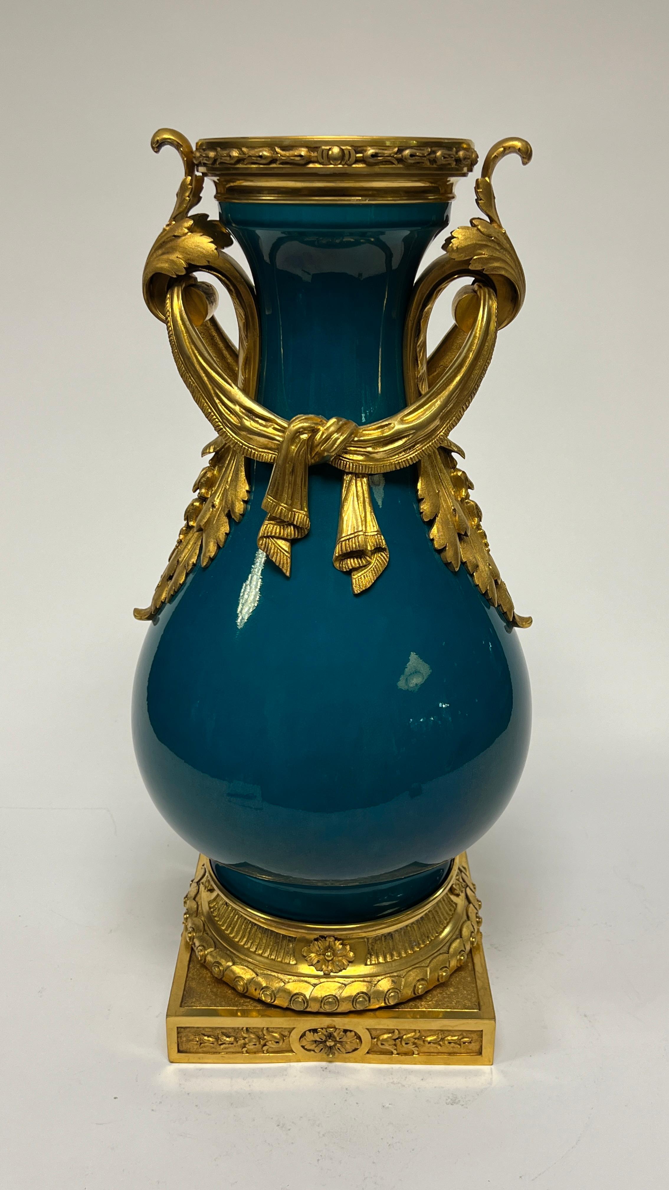 Vaso di porcellana francese con montatura in bronzo e smalto turchese in vendita 2