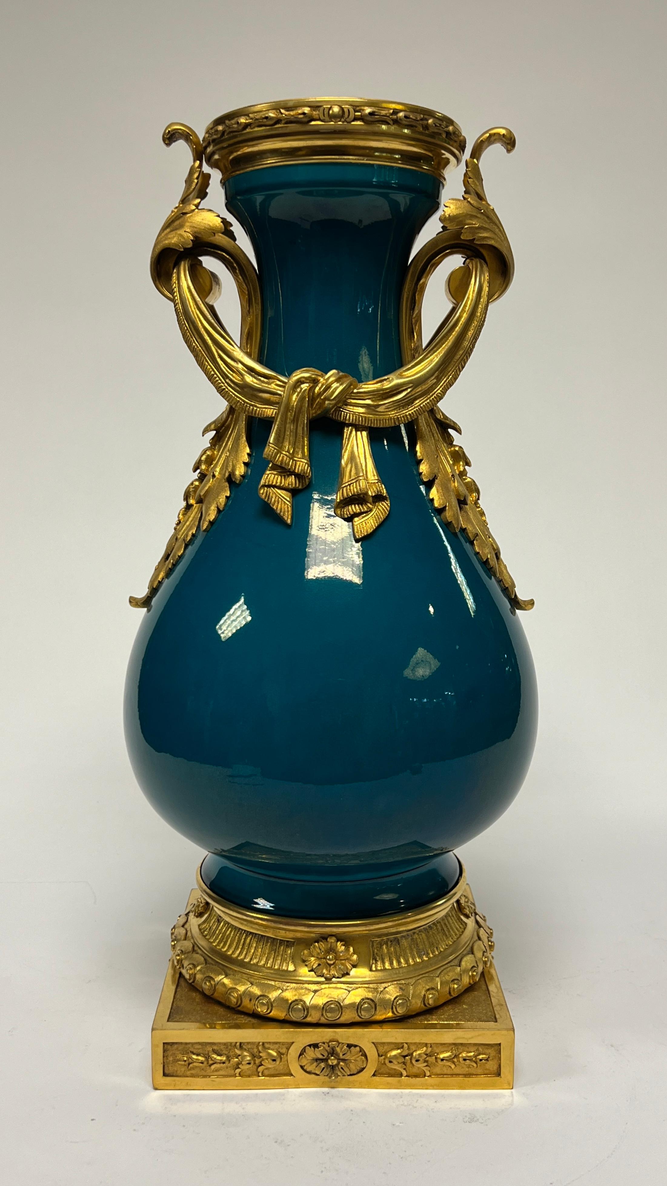 Vaso di porcellana francese con montatura in bronzo e smalto turchese in vendita 3
