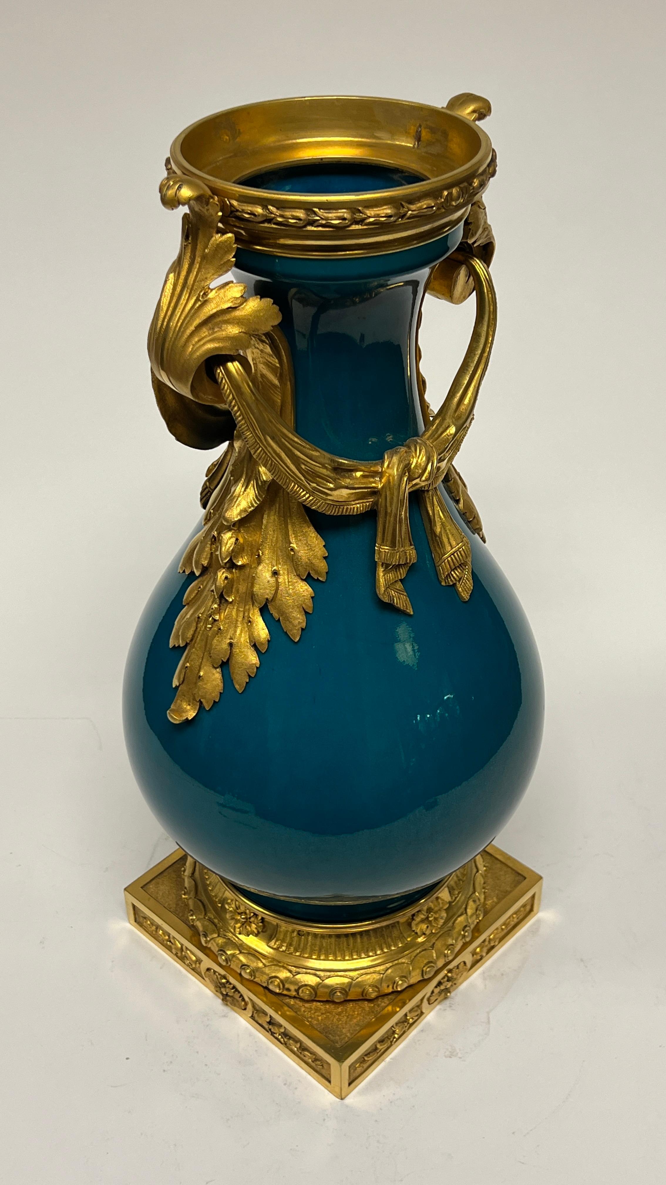 Vaso di porcellana francese con montatura in bronzo e smalto turchese in vendita 4