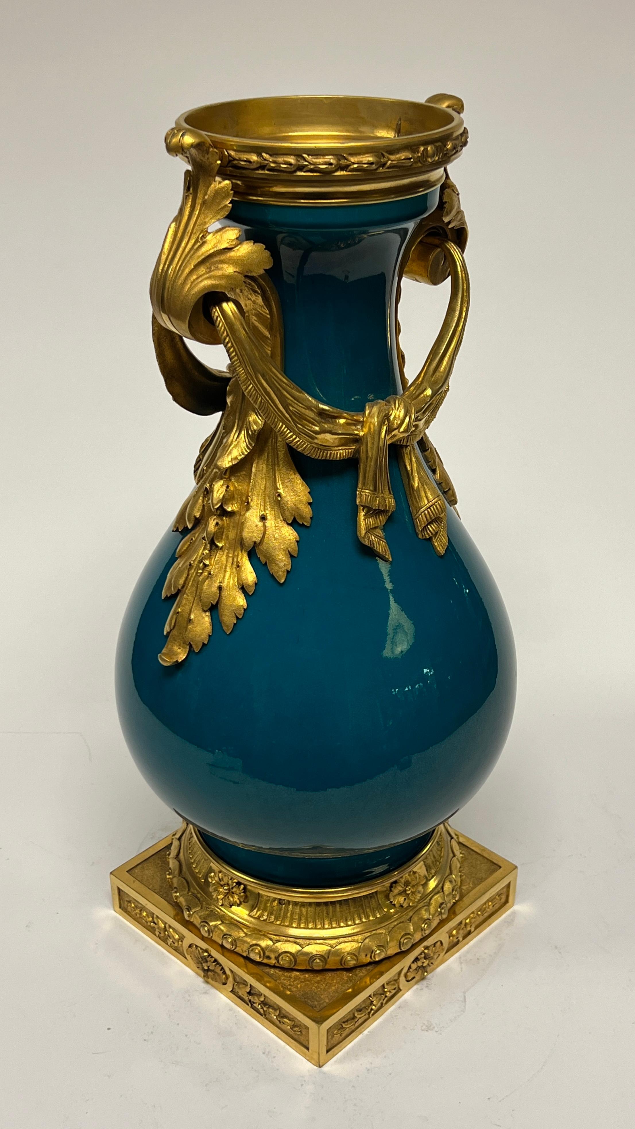 Vaso di porcellana francese con montatura in bronzo e smalto turchese in vendita 5