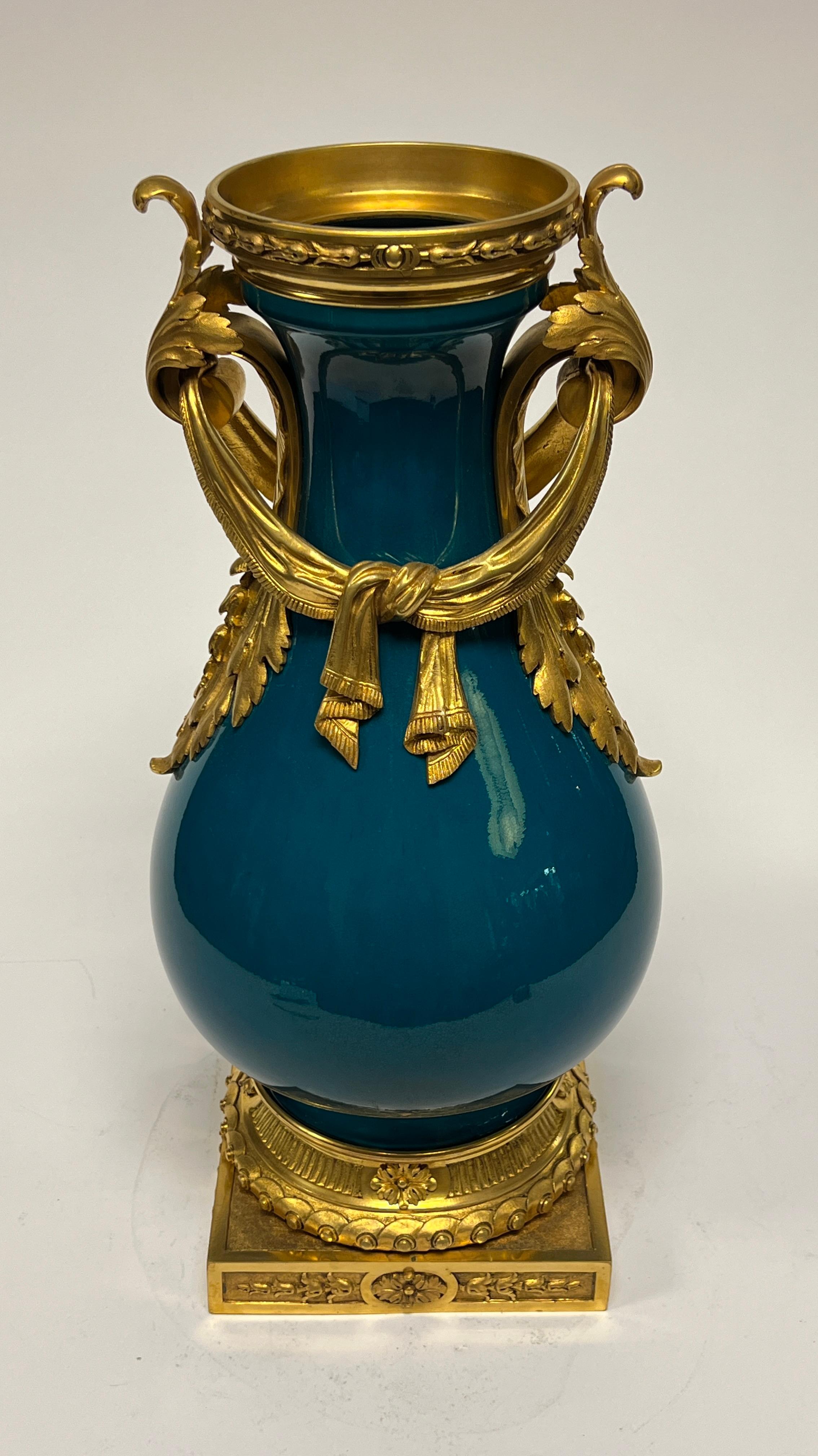 Vaso di porcellana francese con montatura in bronzo e smalto turchese in vendita 6